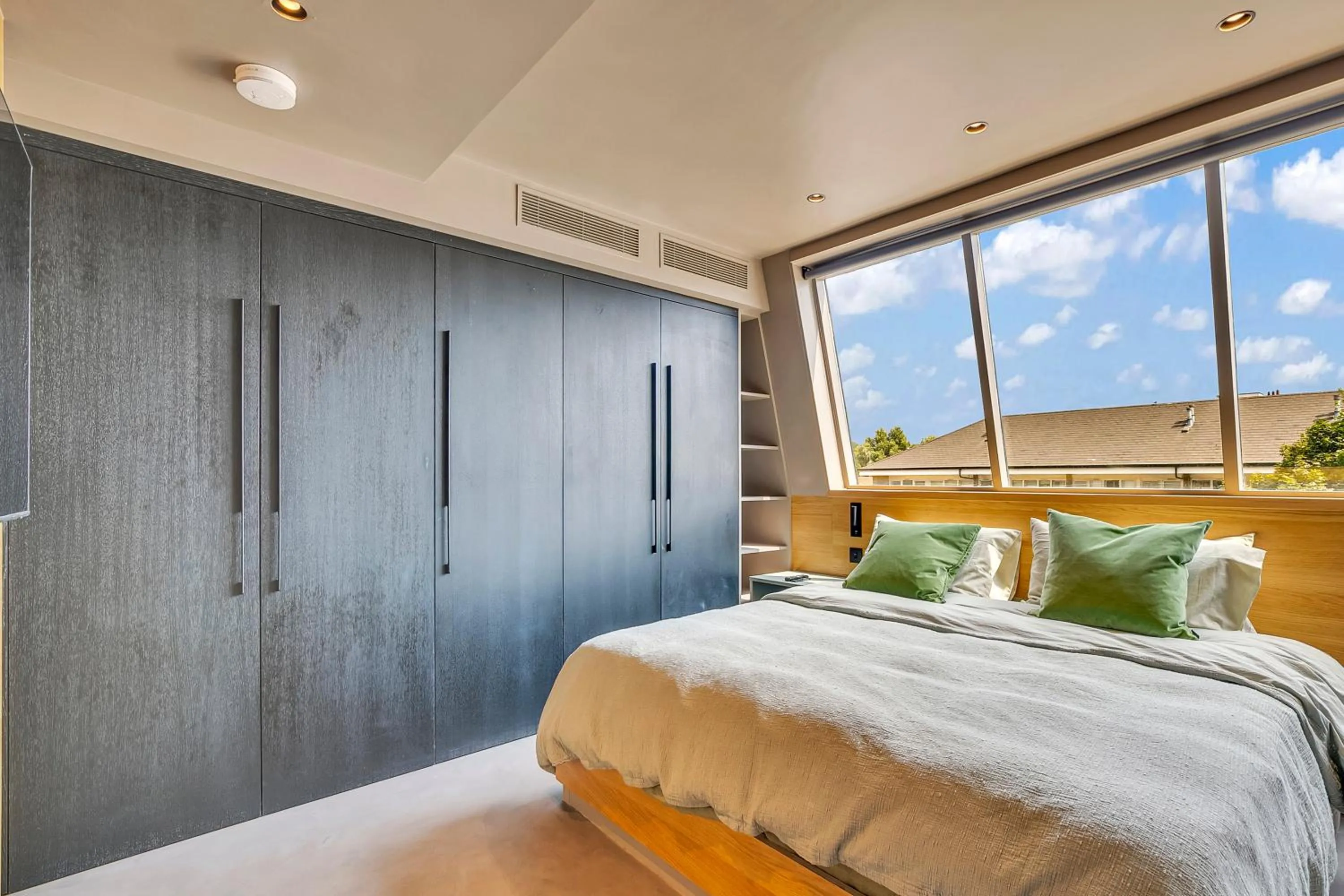 Bedroom, Bed in Kings House Apartments