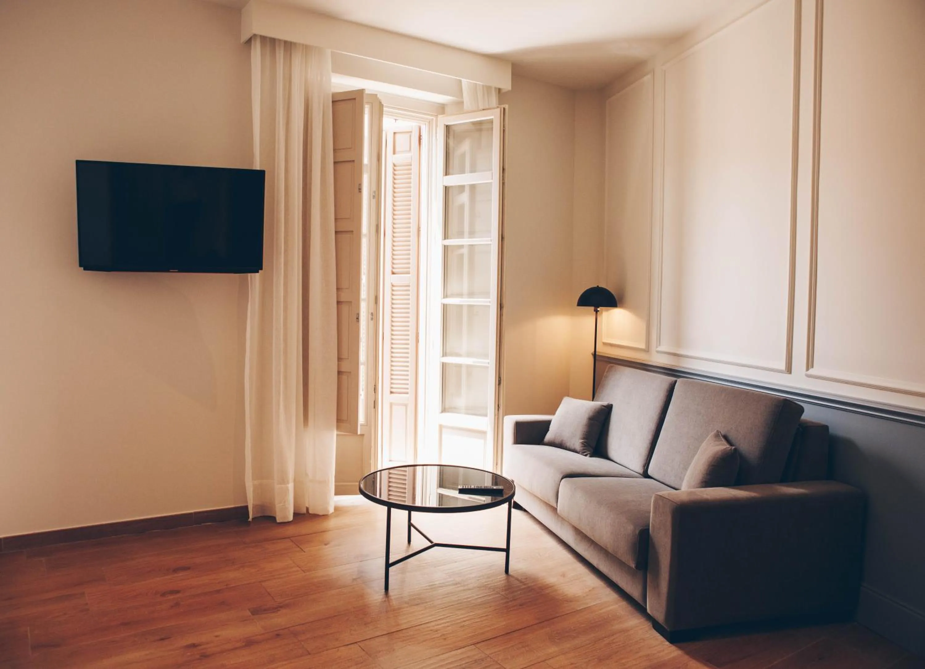 TV and multimedia in Alcazaba Premium Hotel