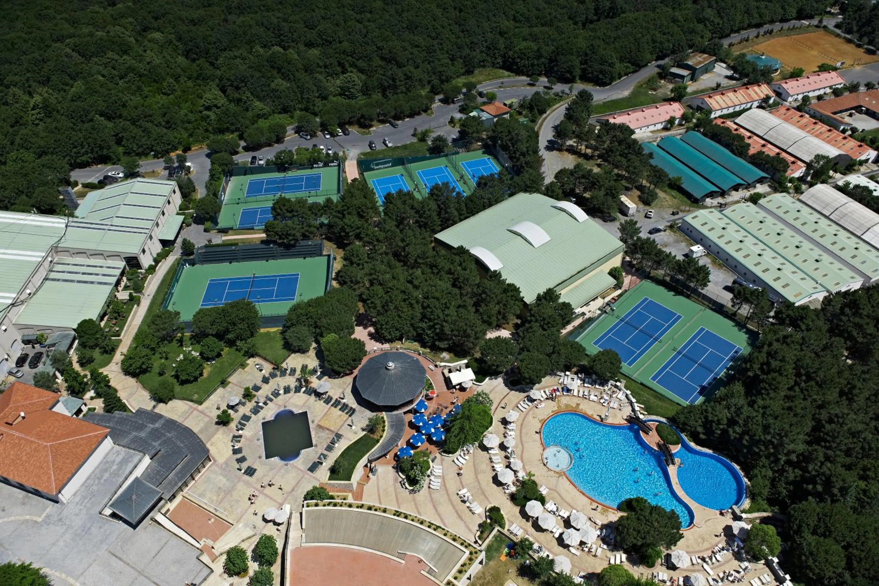 Tennis court in Kemer Country Hotel İstanbul