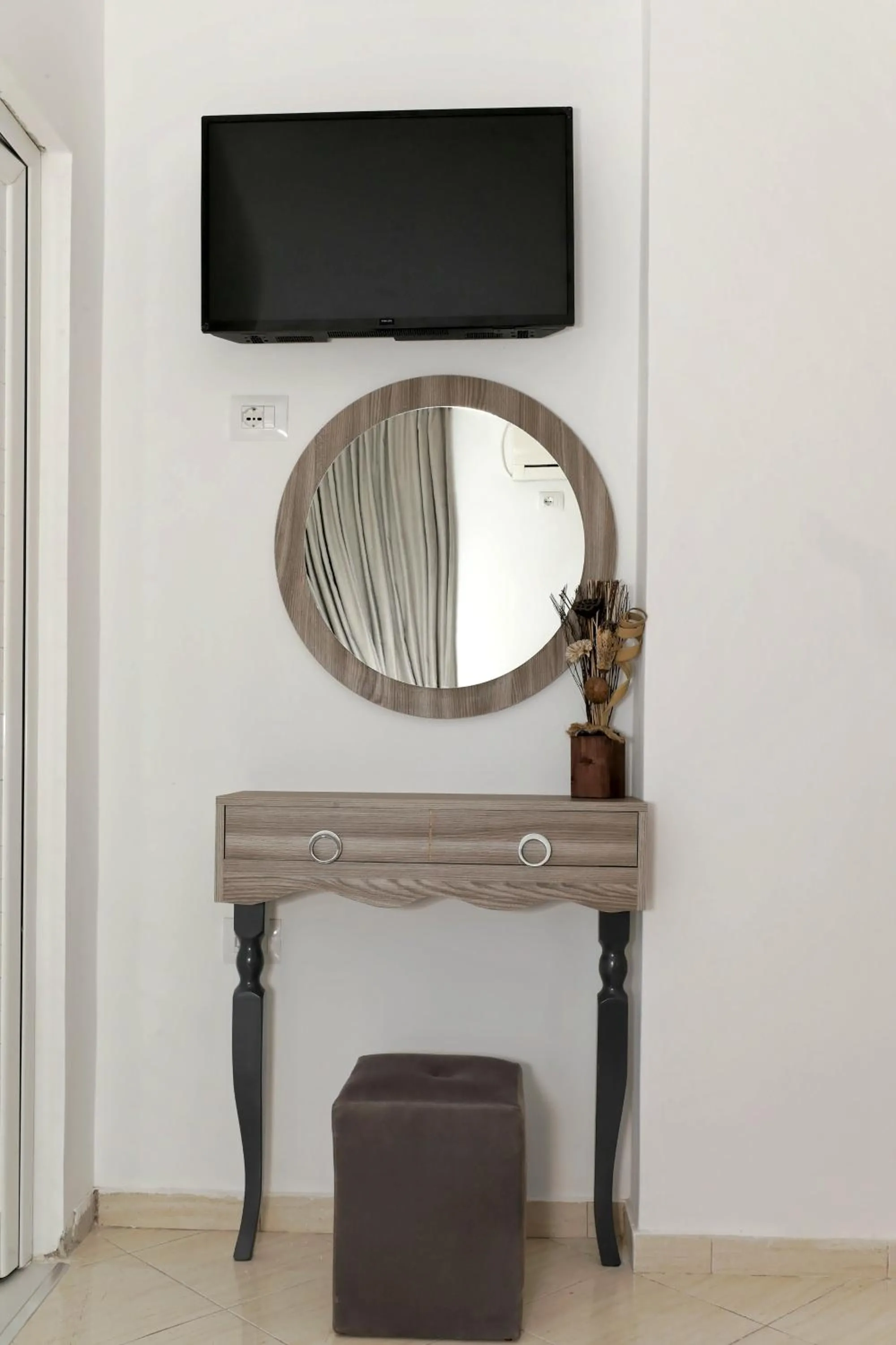 Communal lounge/ TV room in Villa Doka