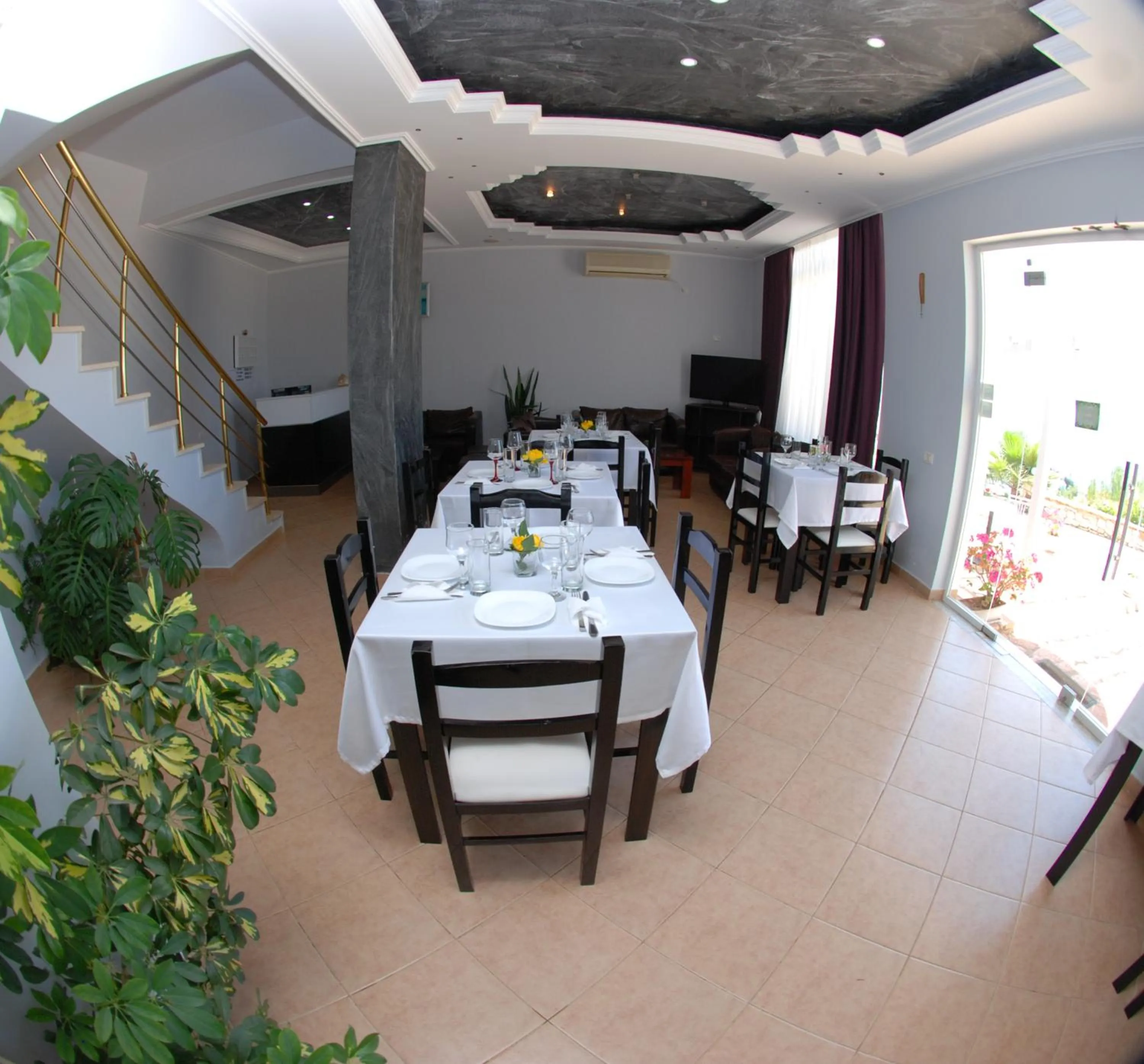 Restaurant/places to eat in Villa Doka