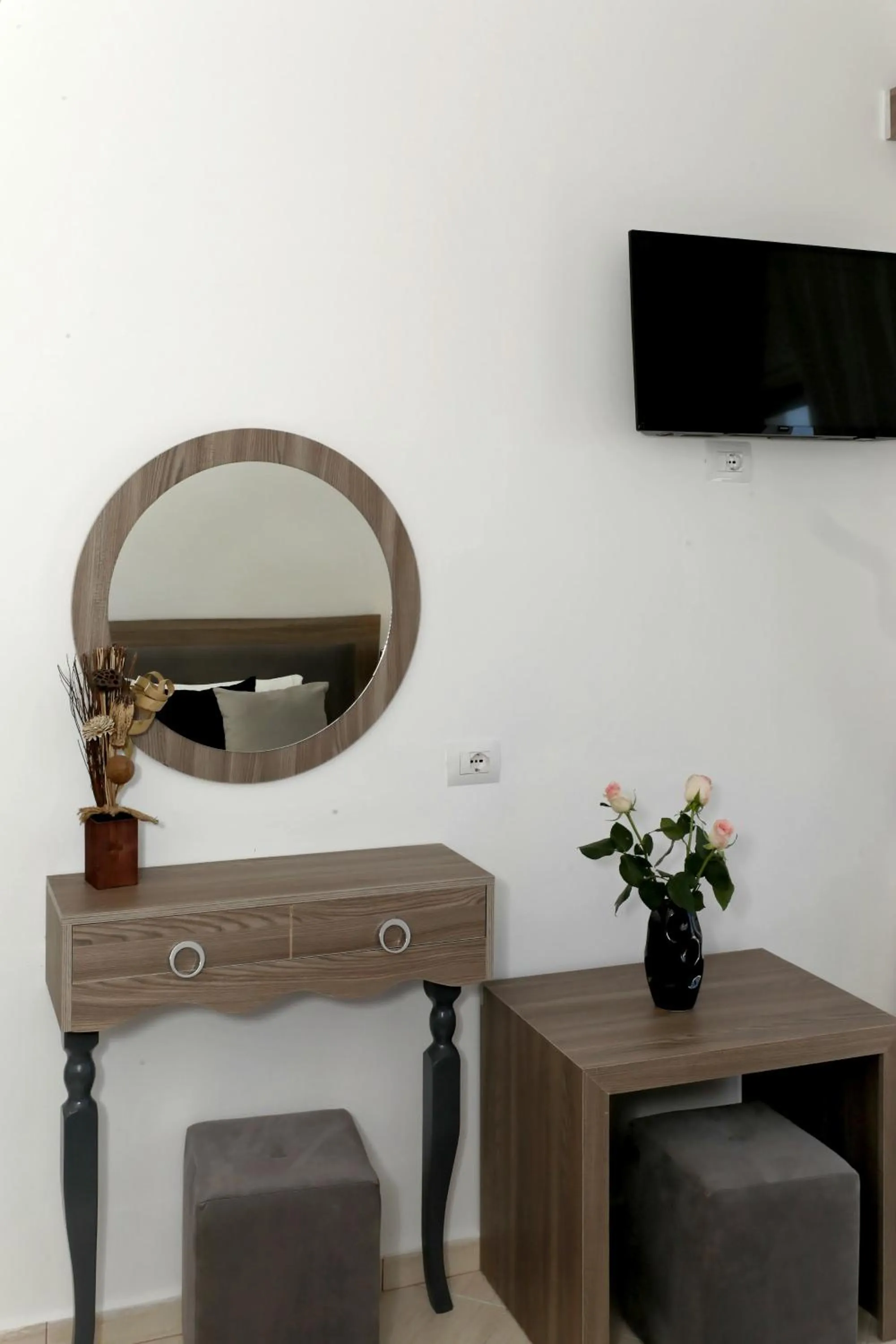 Communal lounge/ TV room in Villa Doka