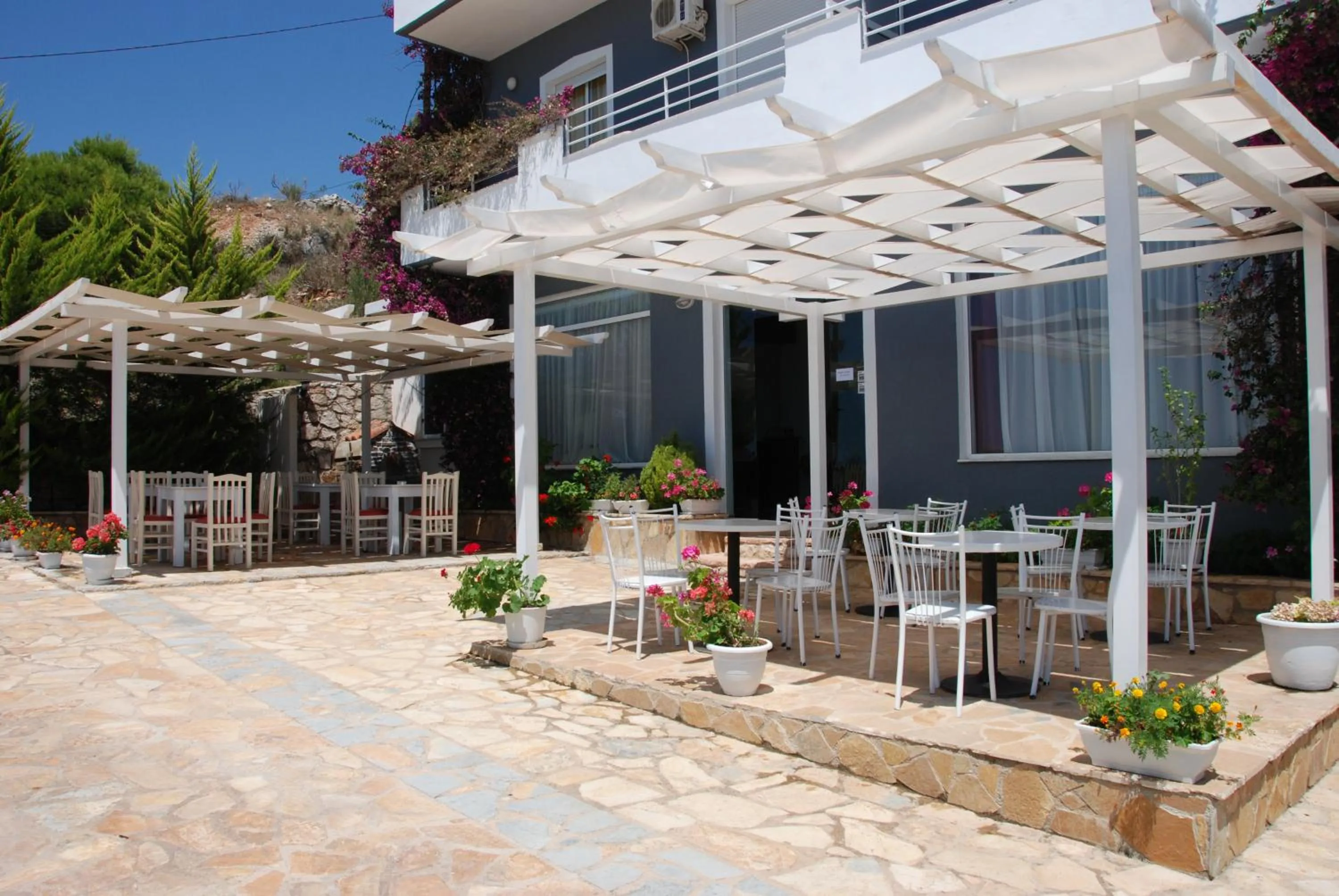 Restaurant/places to eat in Villa Doka