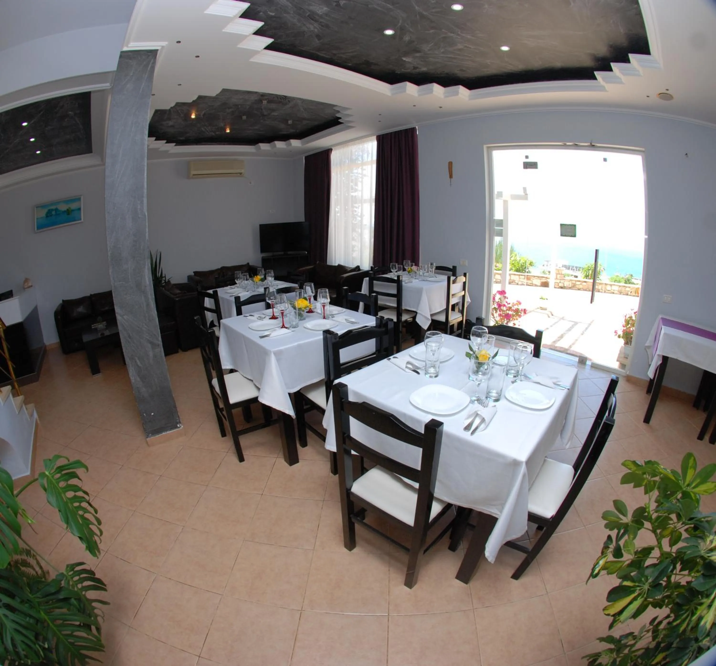Restaurant/places to eat in Villa Doka