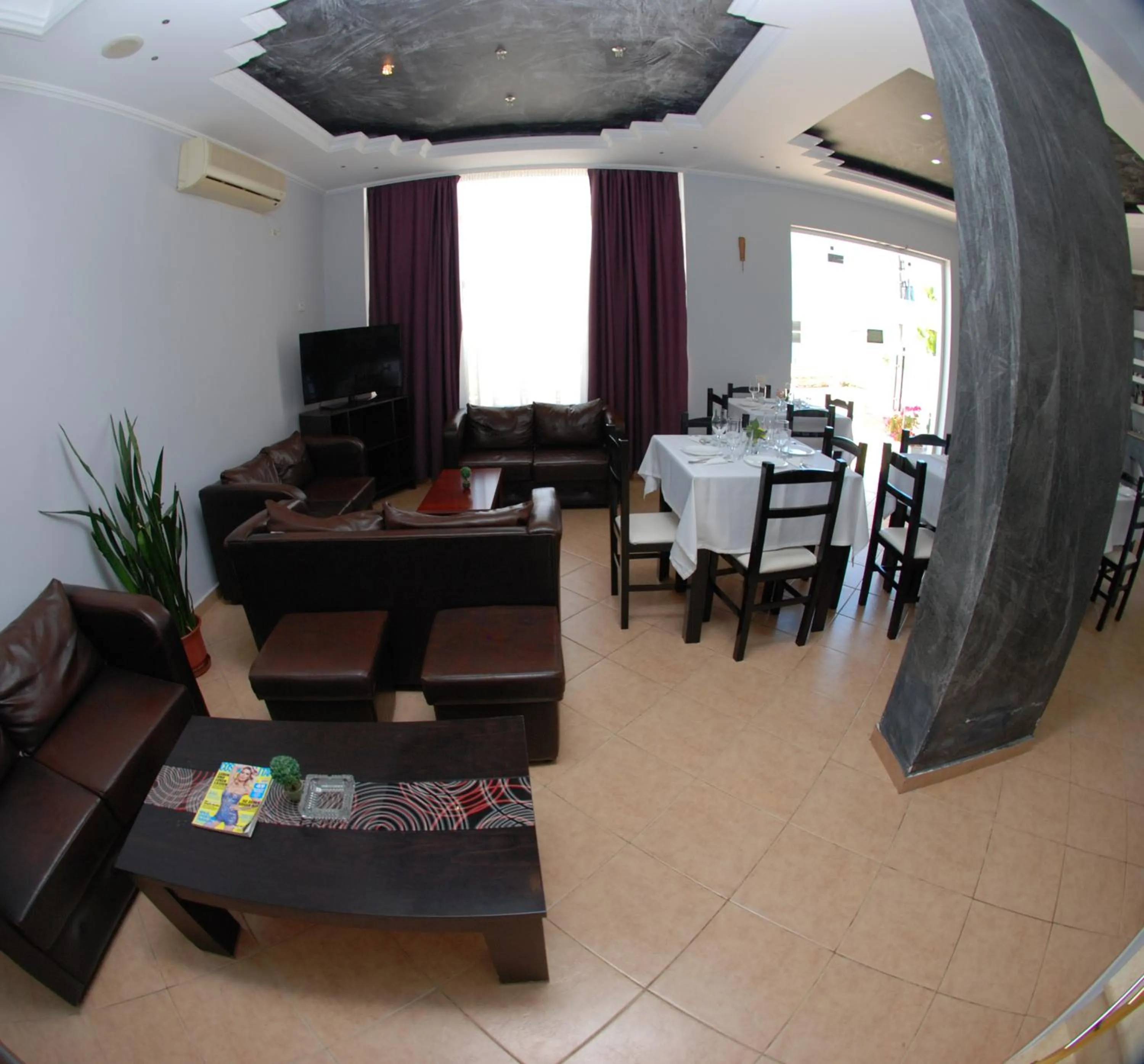 Restaurant/places to eat in Villa Doka