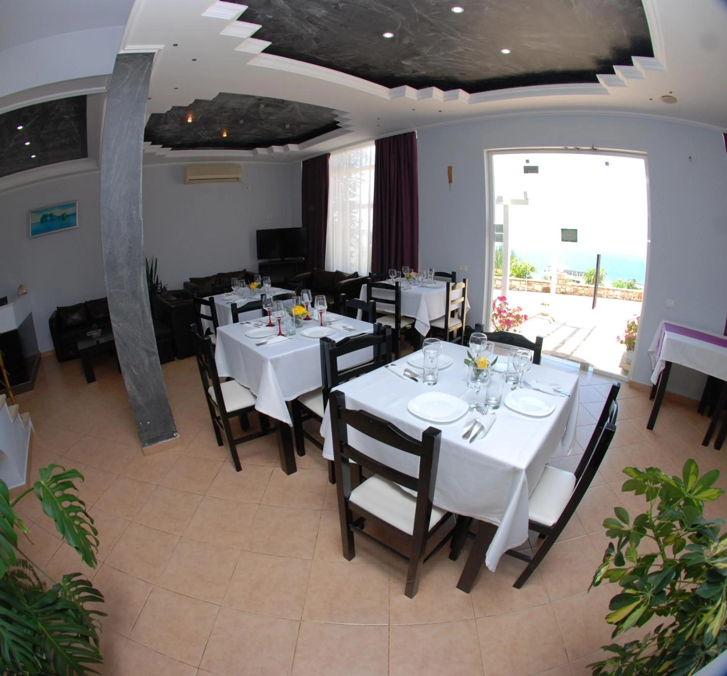 Restaurant/places to eat in Villa Doka
