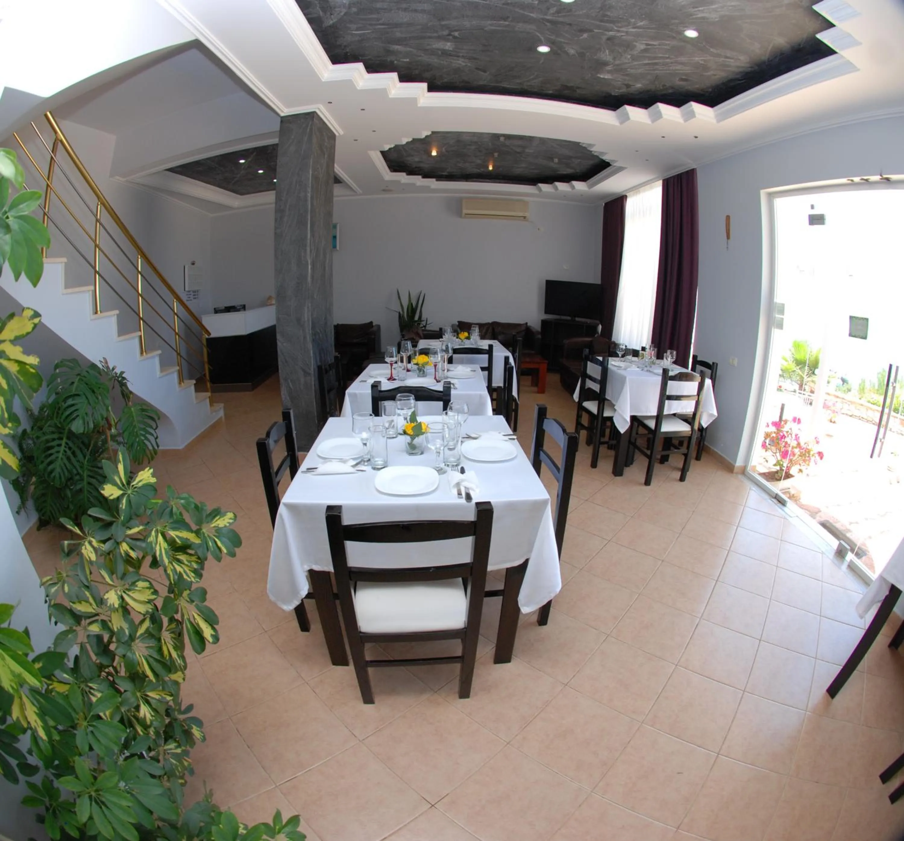 Restaurant/places to eat in Villa Doka