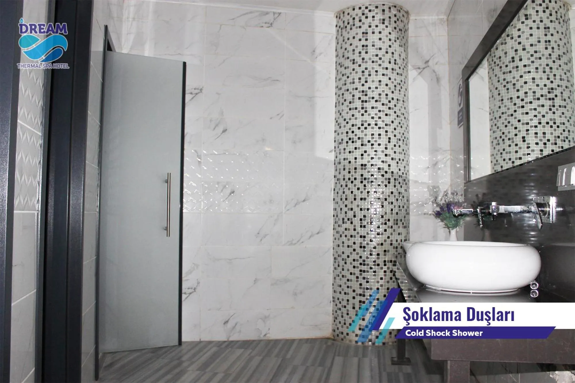 Shower in Zir Dream Thermal & Spa Hotel