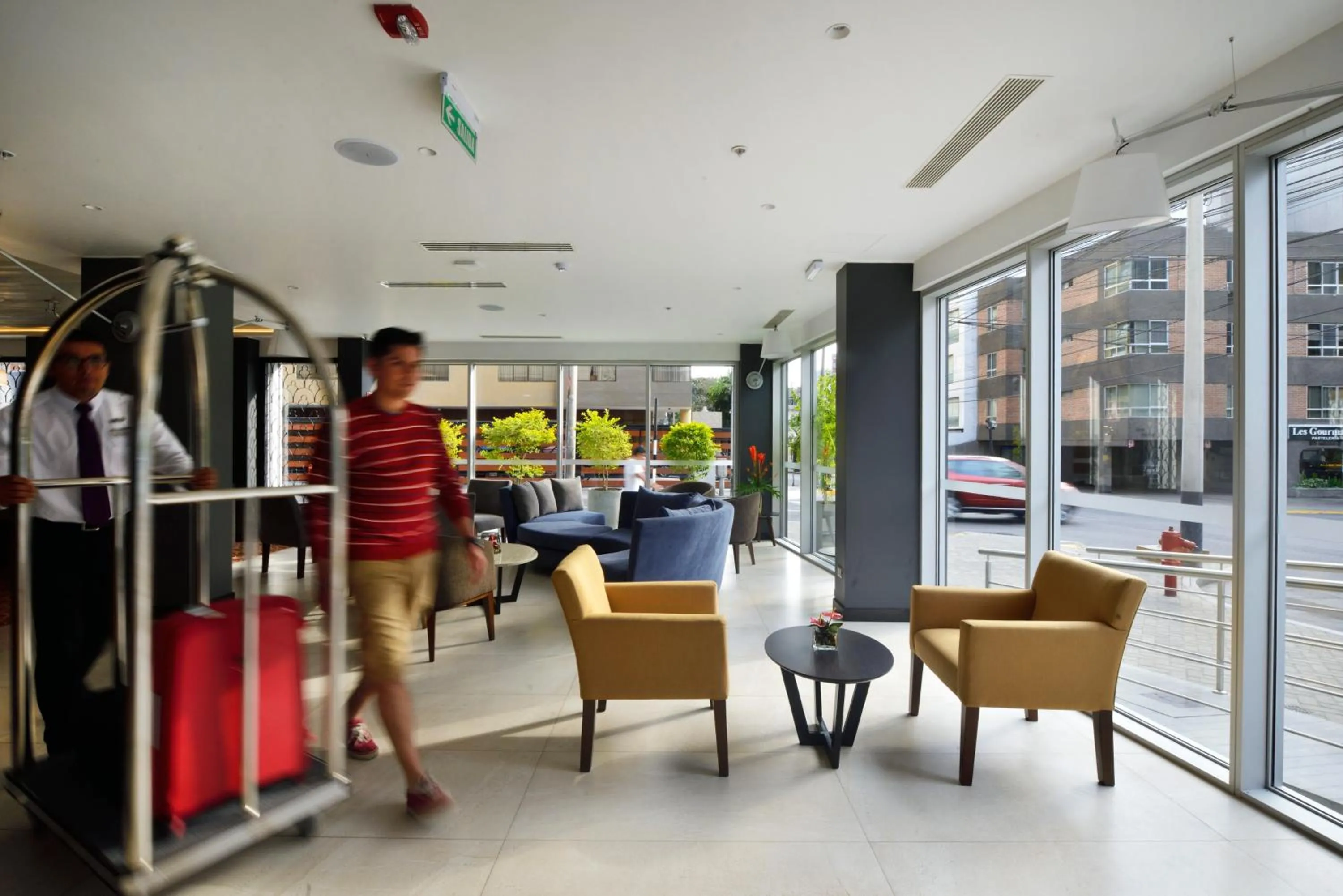 Staff in Mercure Ariosto Lima