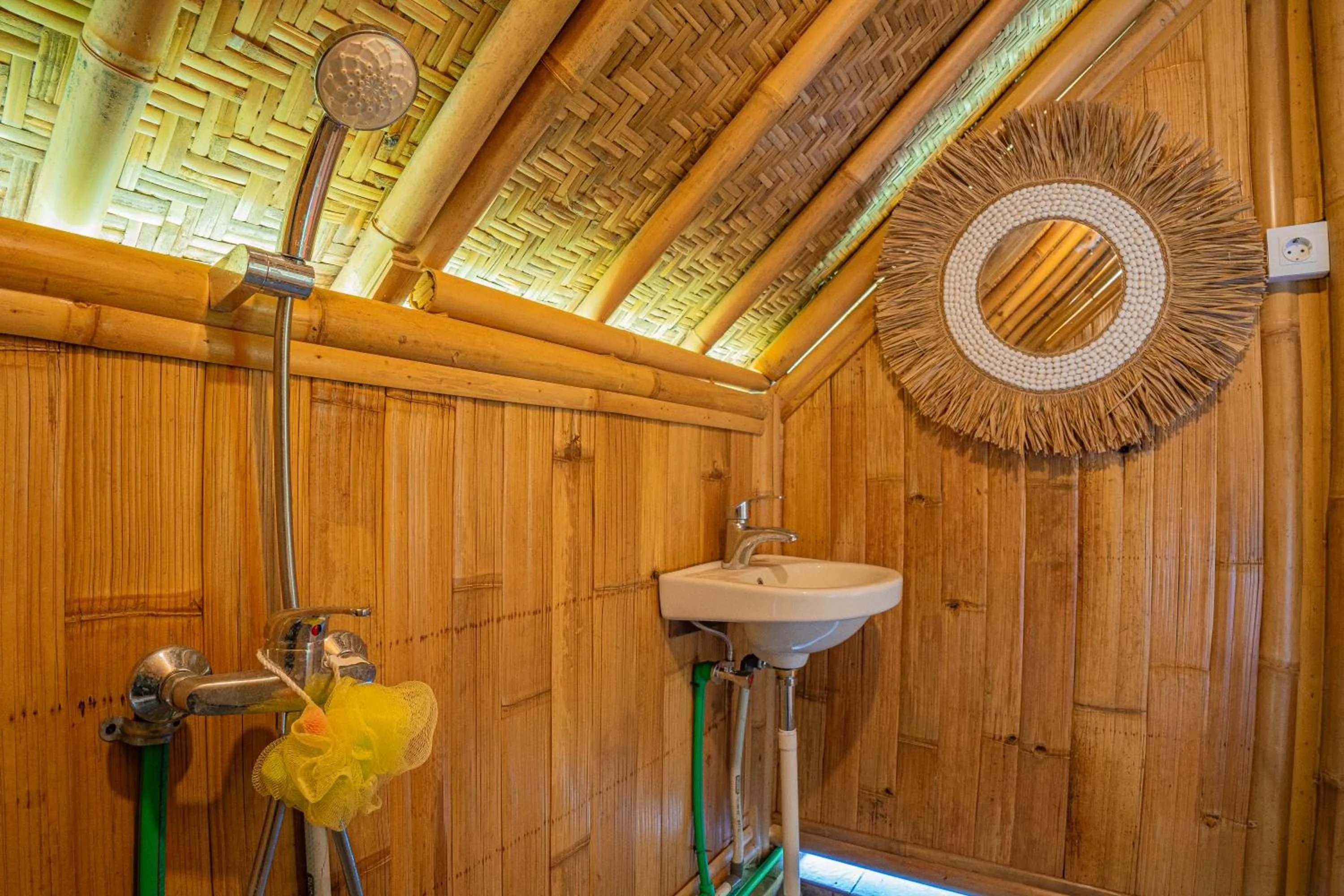 Shower in Lembah Wanna