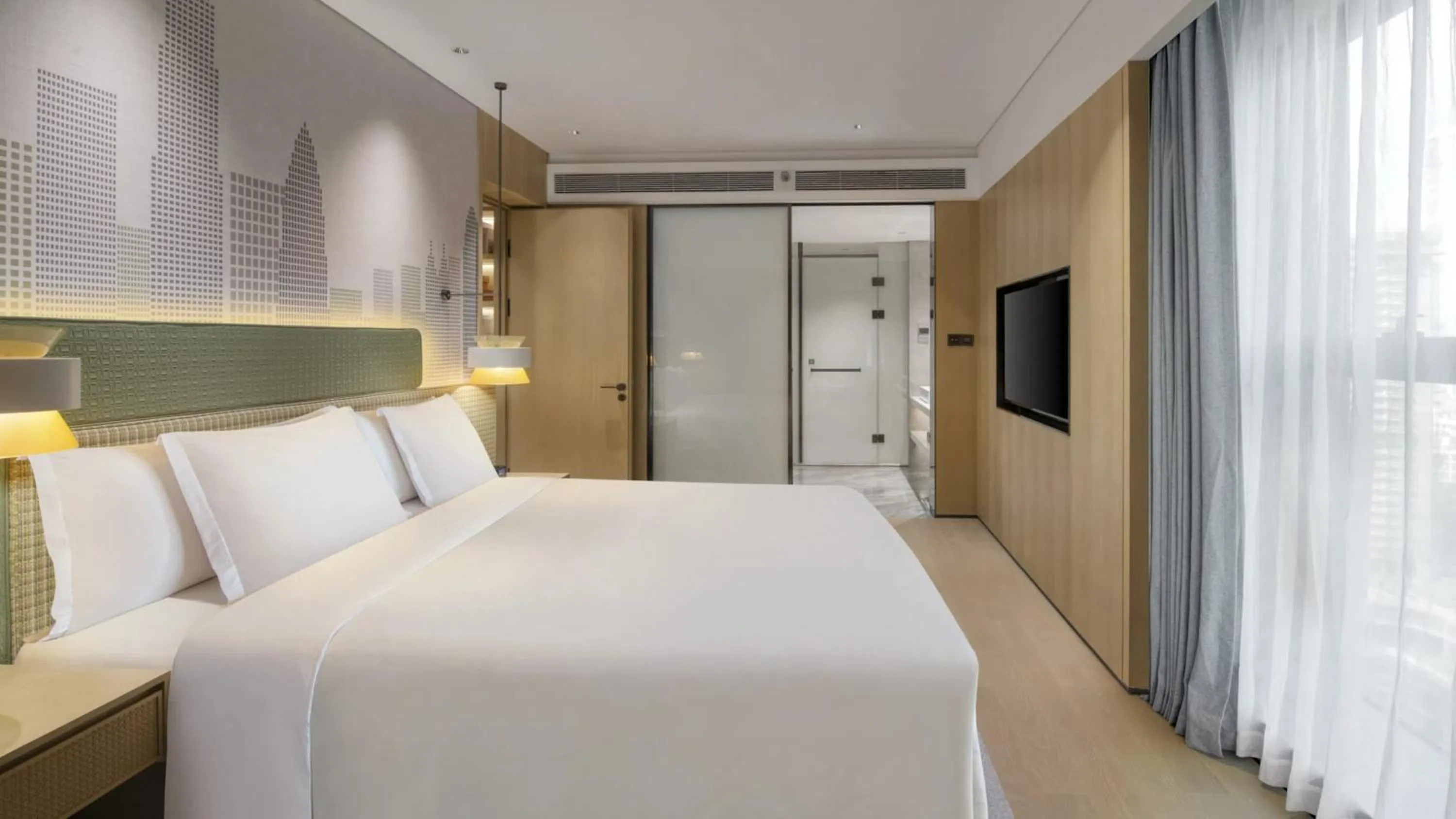 Photo of the whole room, Bed in Holiday Inn Shenzhen Nanshan by IHG