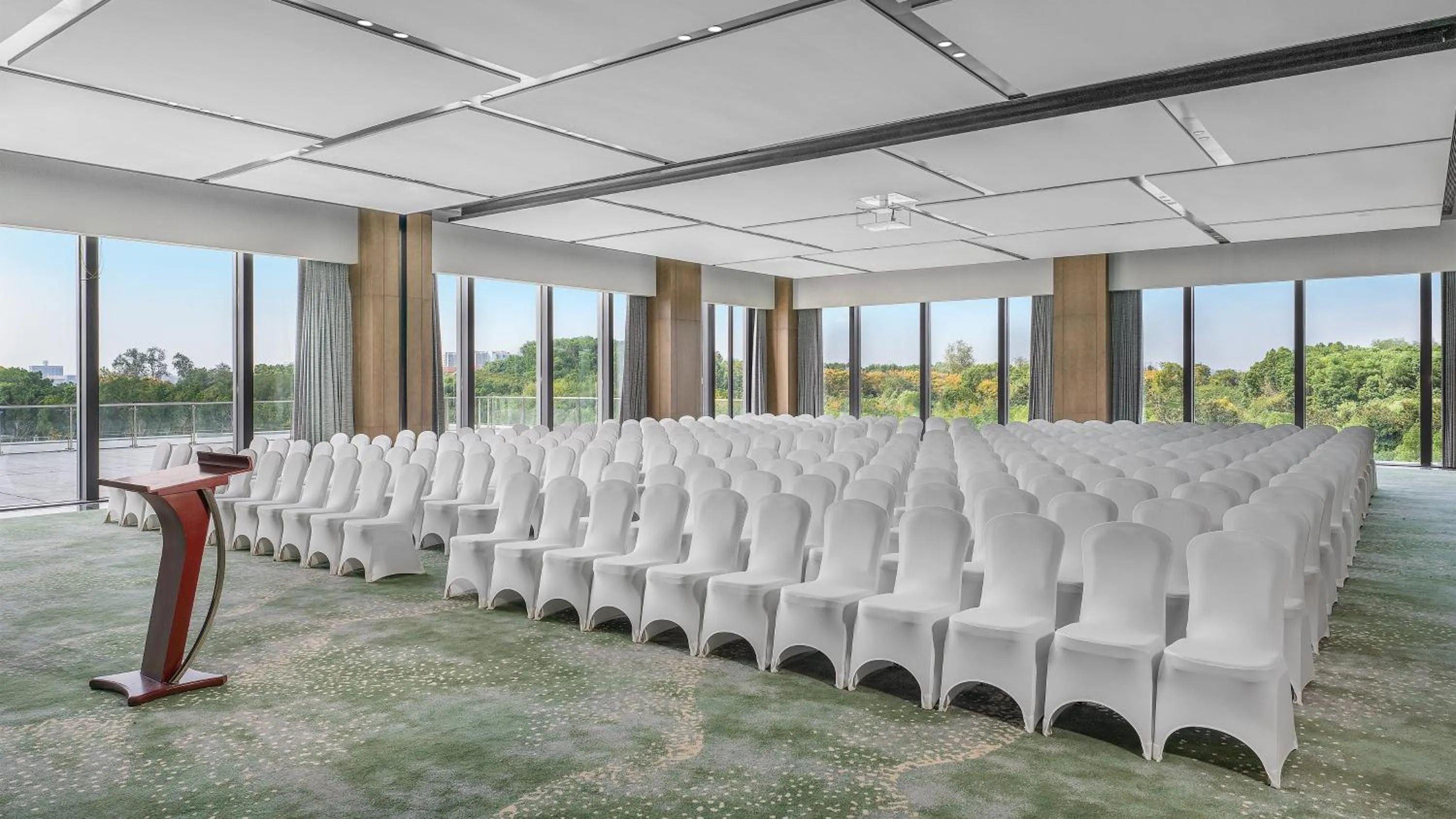 Meeting/conference room in Holiday Inn Wuhan Houguan Lake by IHG