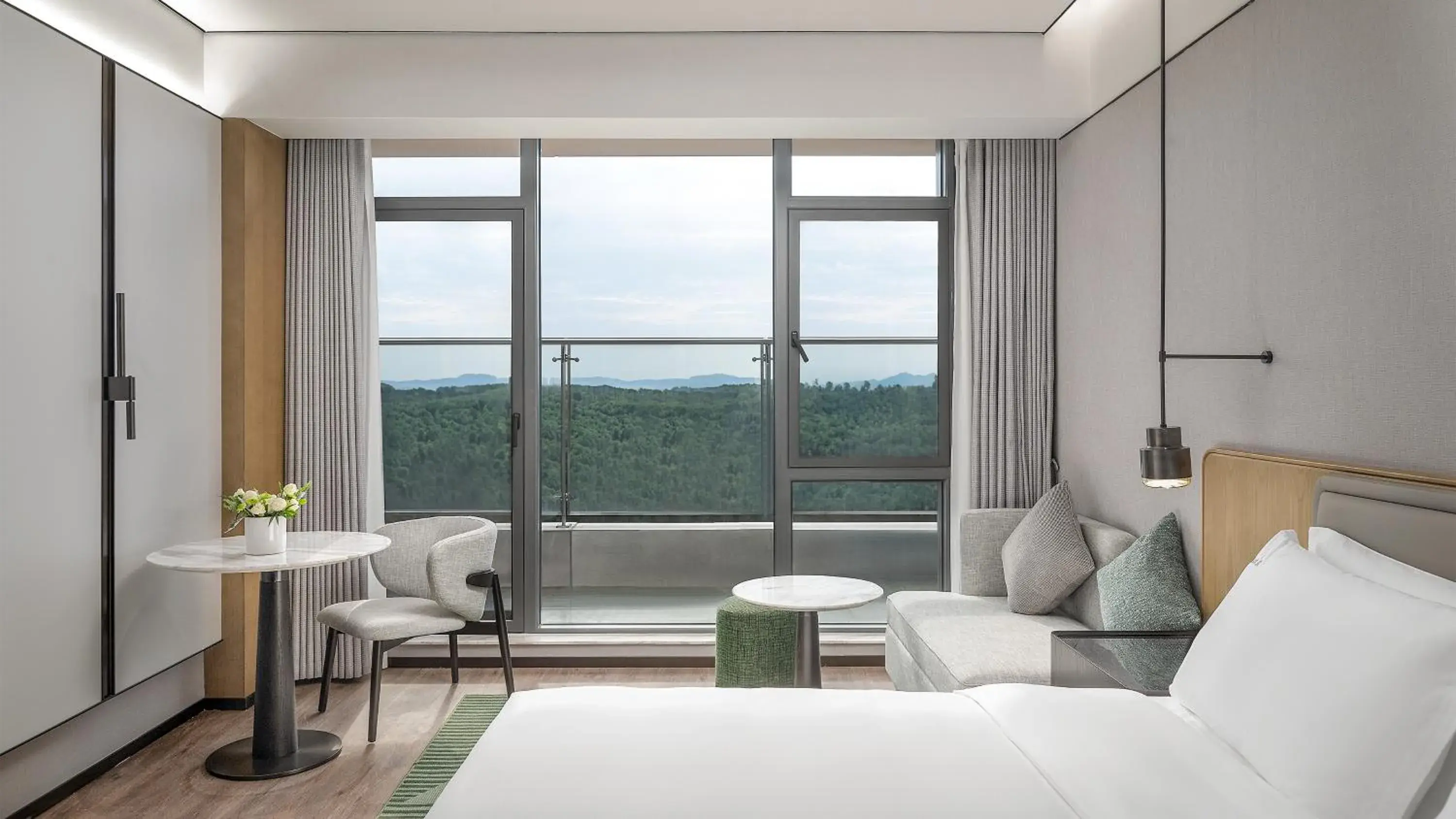 Standard King Room with Balcony in Holiday Inn Wuhan Houguan Lake by IHG Standard King Room with Balcony in Holiday Inn Wuhan Houguan Lake by IHG