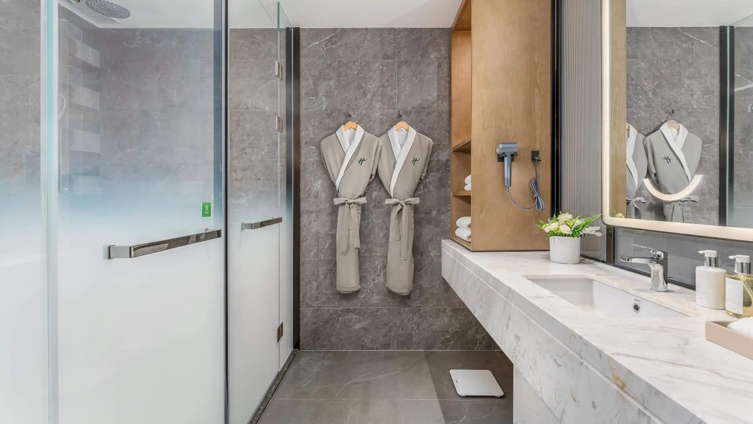 Standard King Room in Holiday Inn Wuhan Houguan Lake by IHG Standard King Room in Holiday Inn Wuhan Houguan Lake by IHG