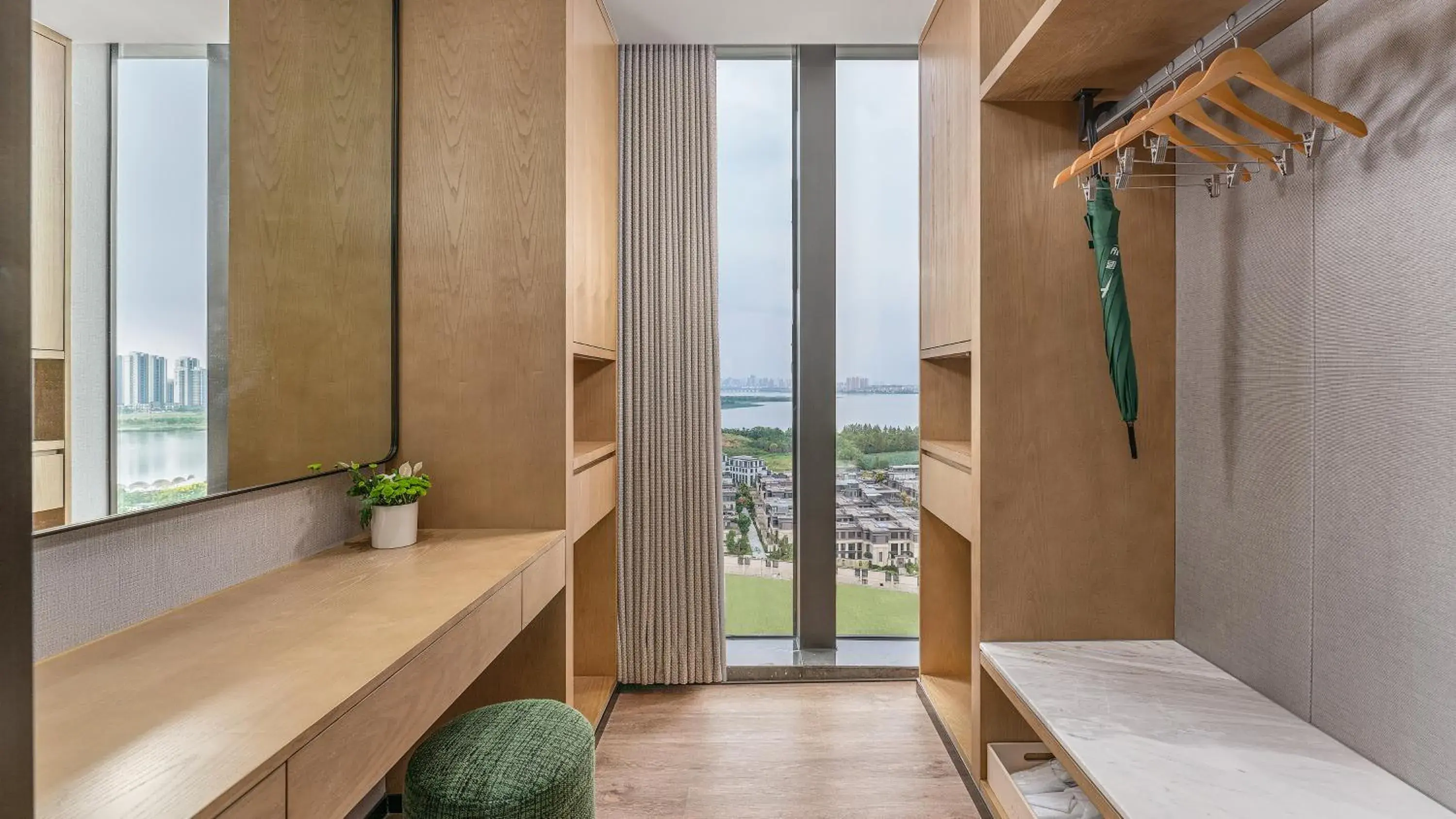 Premium King Room in Holiday Inn Wuhan Houguan Lake by IHG Premium King Room in Holiday Inn Wuhan Houguan Lake by IHG