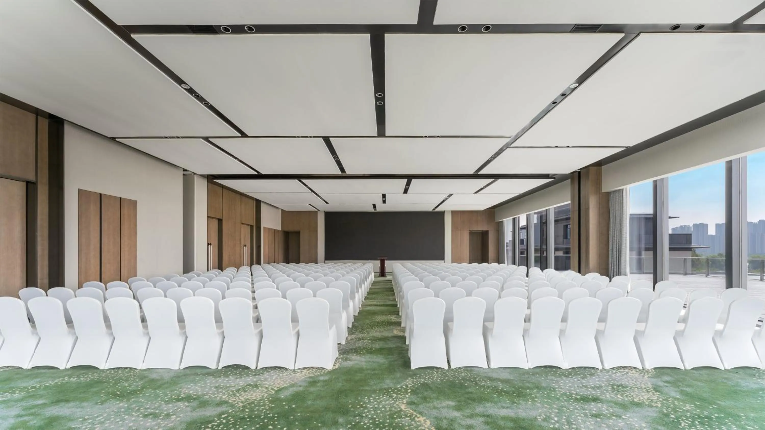 Meeting/conference room in Holiday Inn Wuhan Houguan Lake by IHG