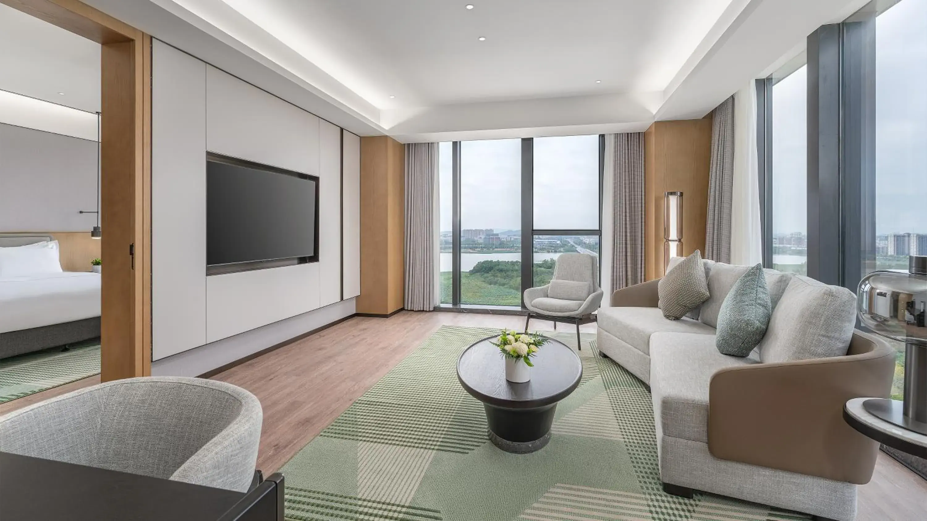One-Bedroom Suite with Lake View in Holiday Inn Wuhan Houguan Lake by IHG One-Bedroom Suite with Lake View in Holiday Inn Wuhan Houguan Lake by IHG