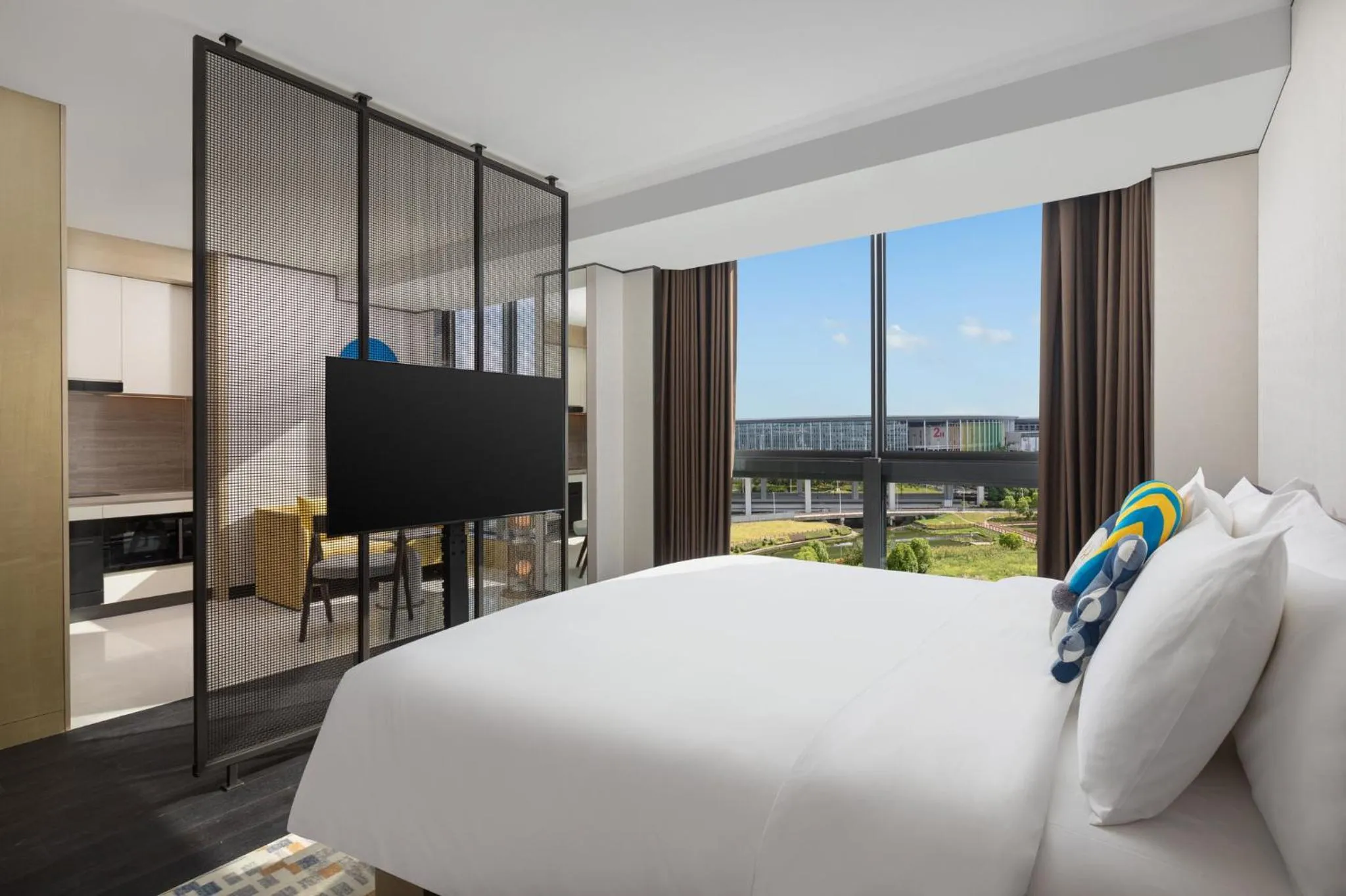 Photo of the whole room, Bed in voco Suites Shanghai Hongqiao CBD by IHG