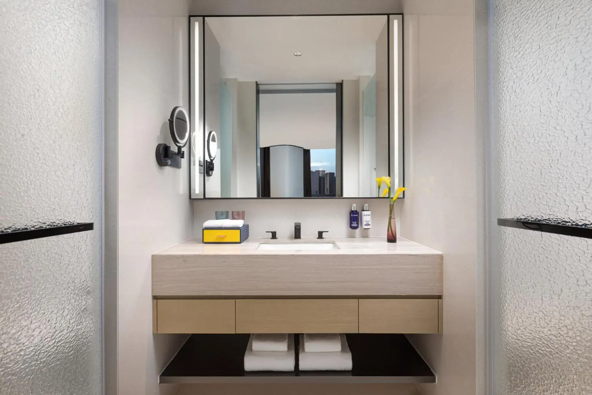 One-Bedroom King Suite in voco Suites Shanghai Hongqiao CBD by IHG One-Bedroom King Suite in voco Suites Shanghai Hongqiao CBD by IHG