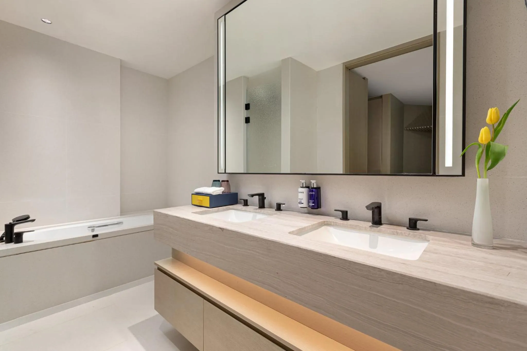 Photo of the whole room in voco Suites Shanghai Hongqiao CBD by IHG