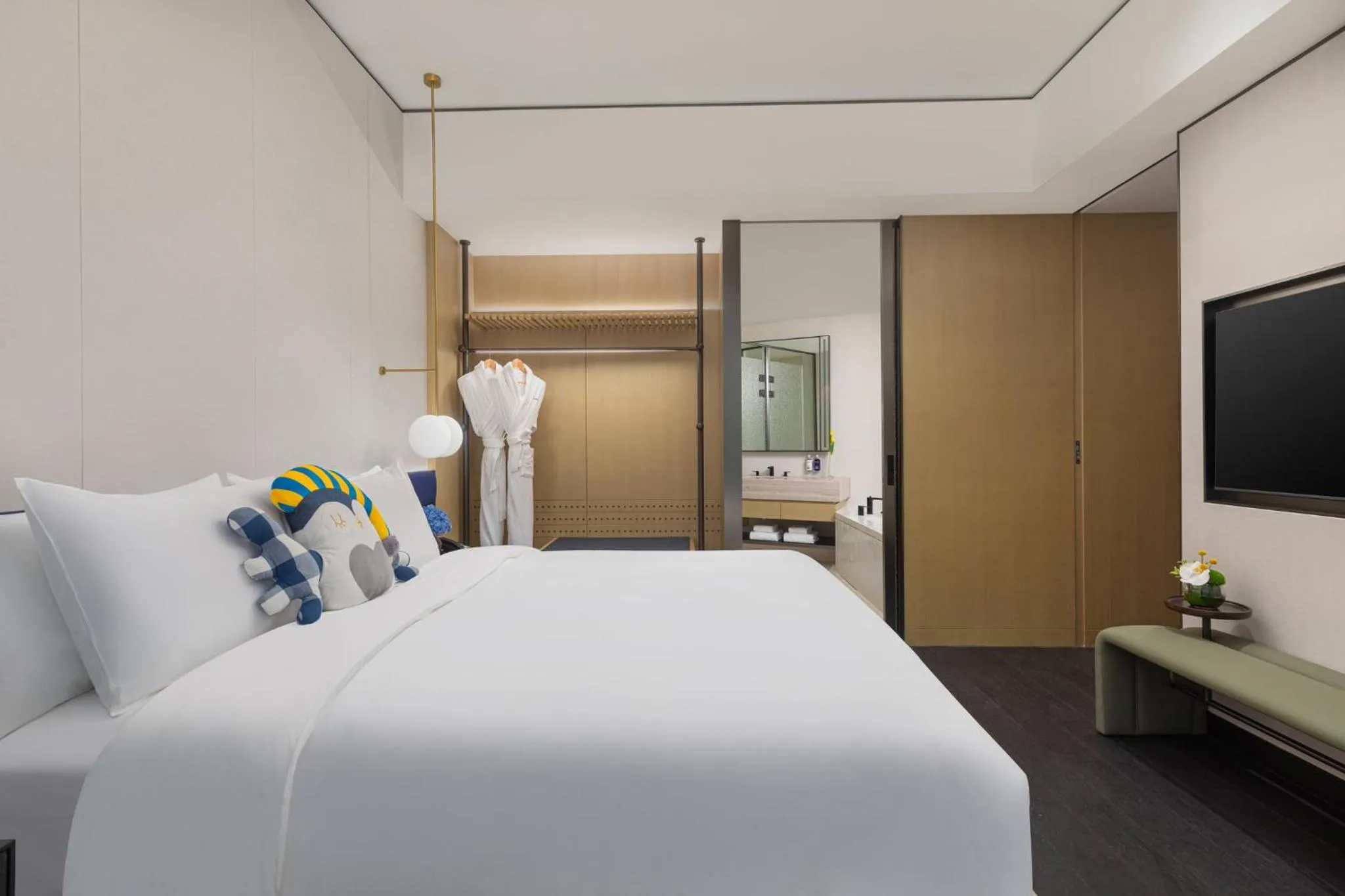 Photo of the whole room, Bed in voco Suites Shanghai Hongqiao CBD by IHG