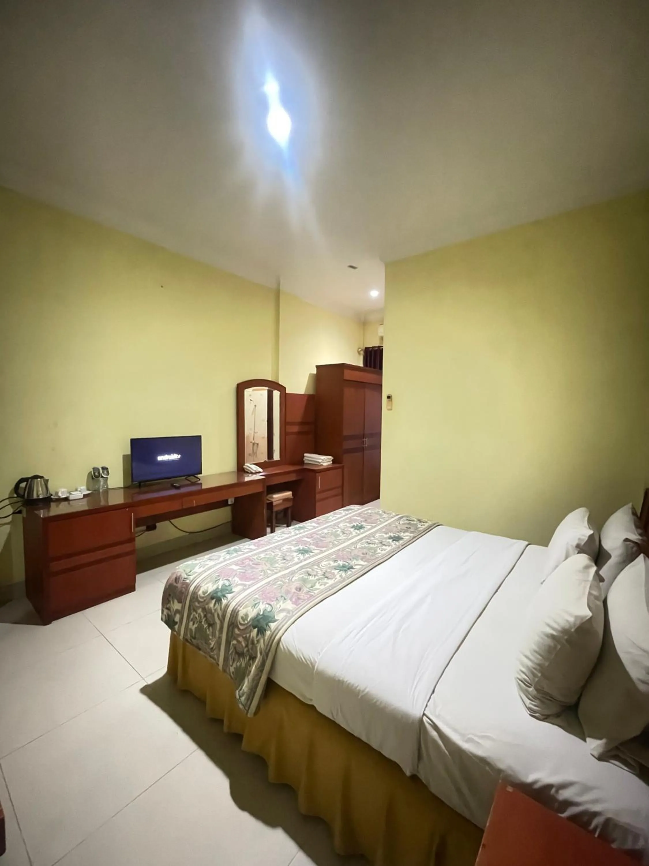 TV and multimedia, Bed in Soeltan Luxe Hotel Lampung