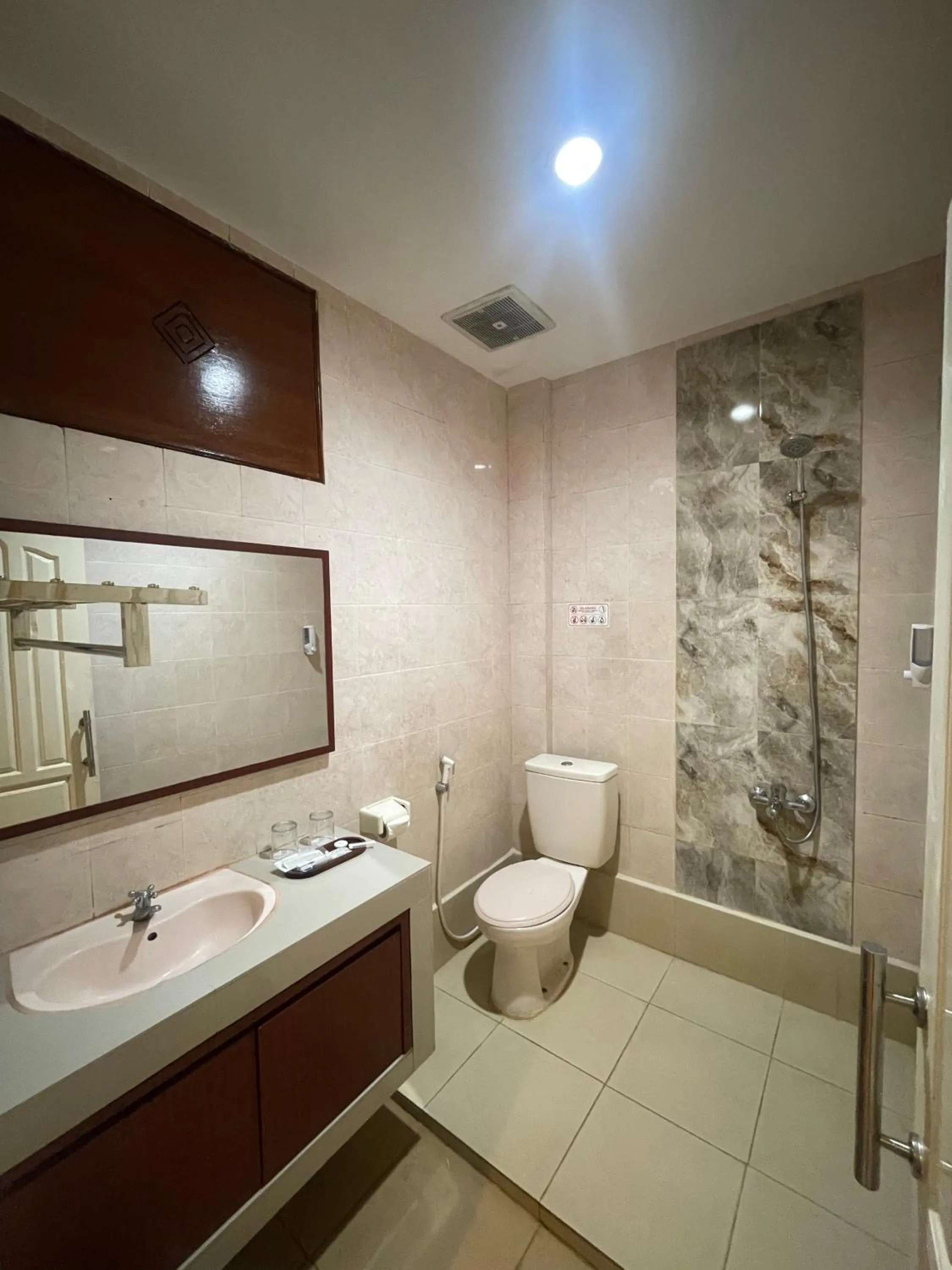 Shower in Soeltan Luxe Hotel Lampung