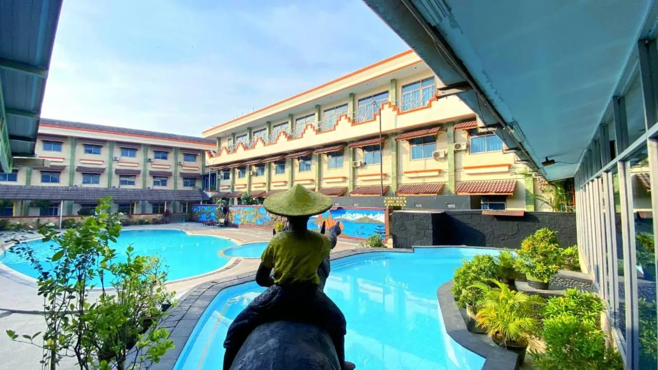 Swimming pool in Soeltan Luxe Hotel Lampung