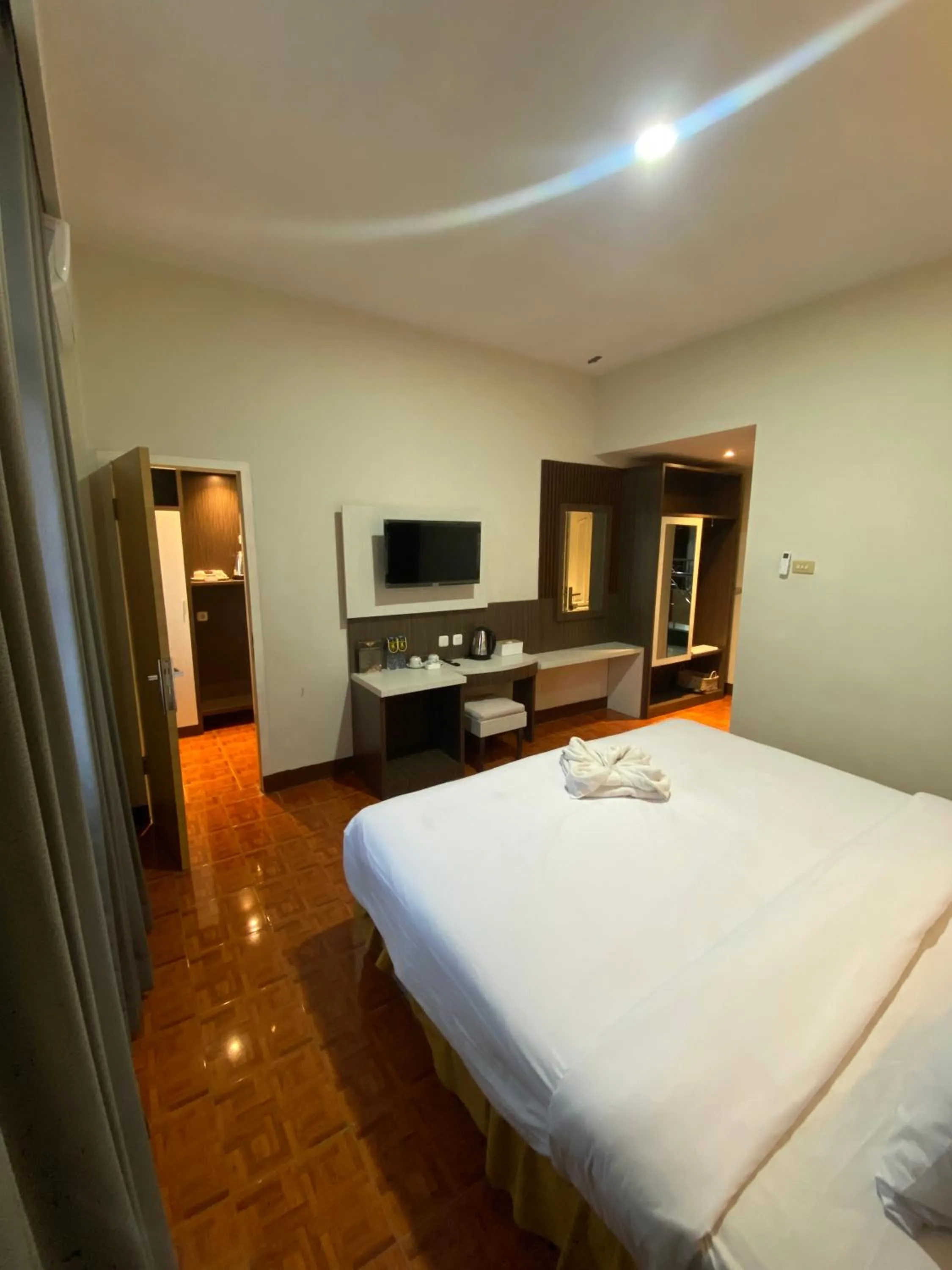 Coffee/tea facilities, Bed in Soeltan Luxe Hotel Lampung