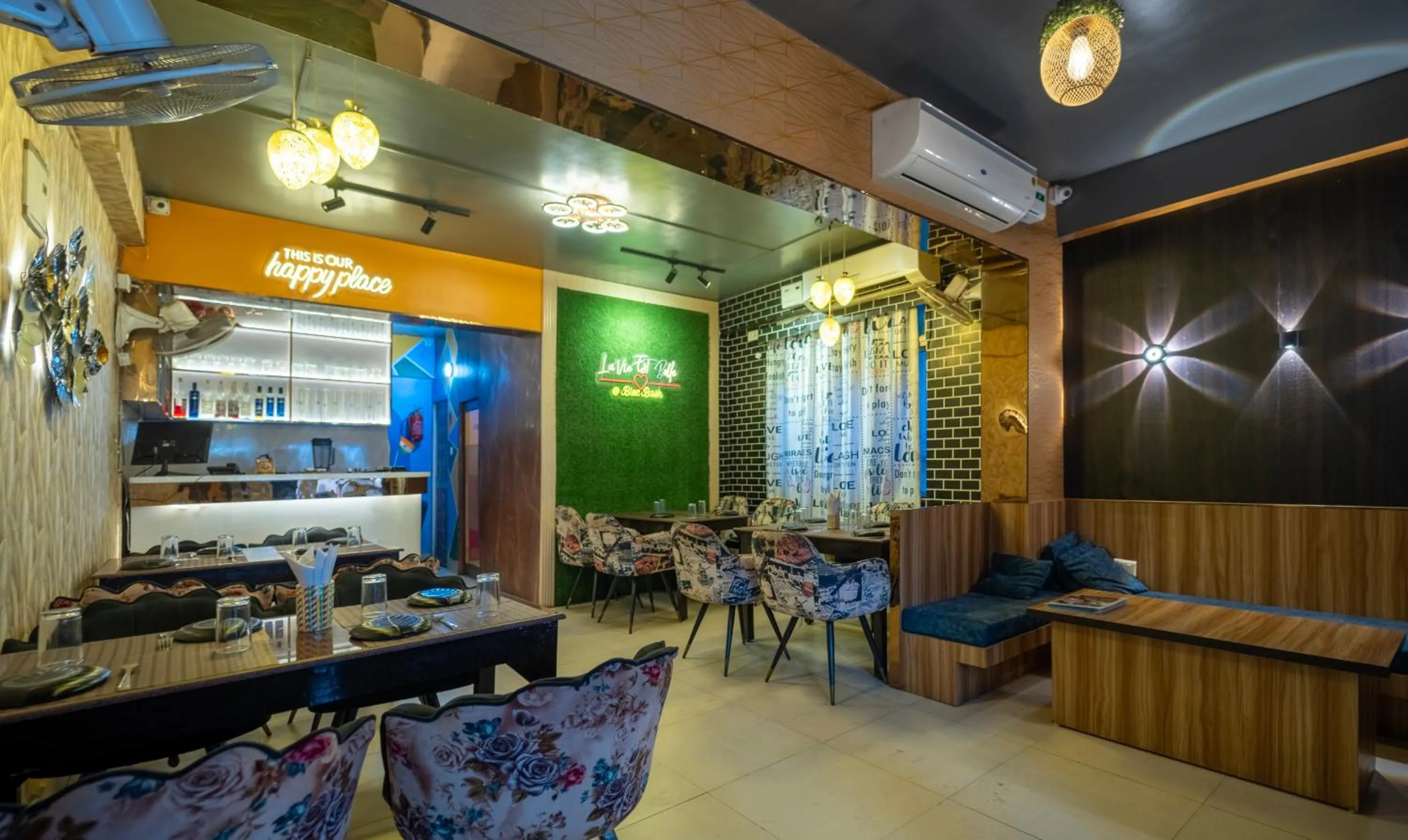 Restaurant/places to eat in Treebo Taj Square, 10 Mins From Airport