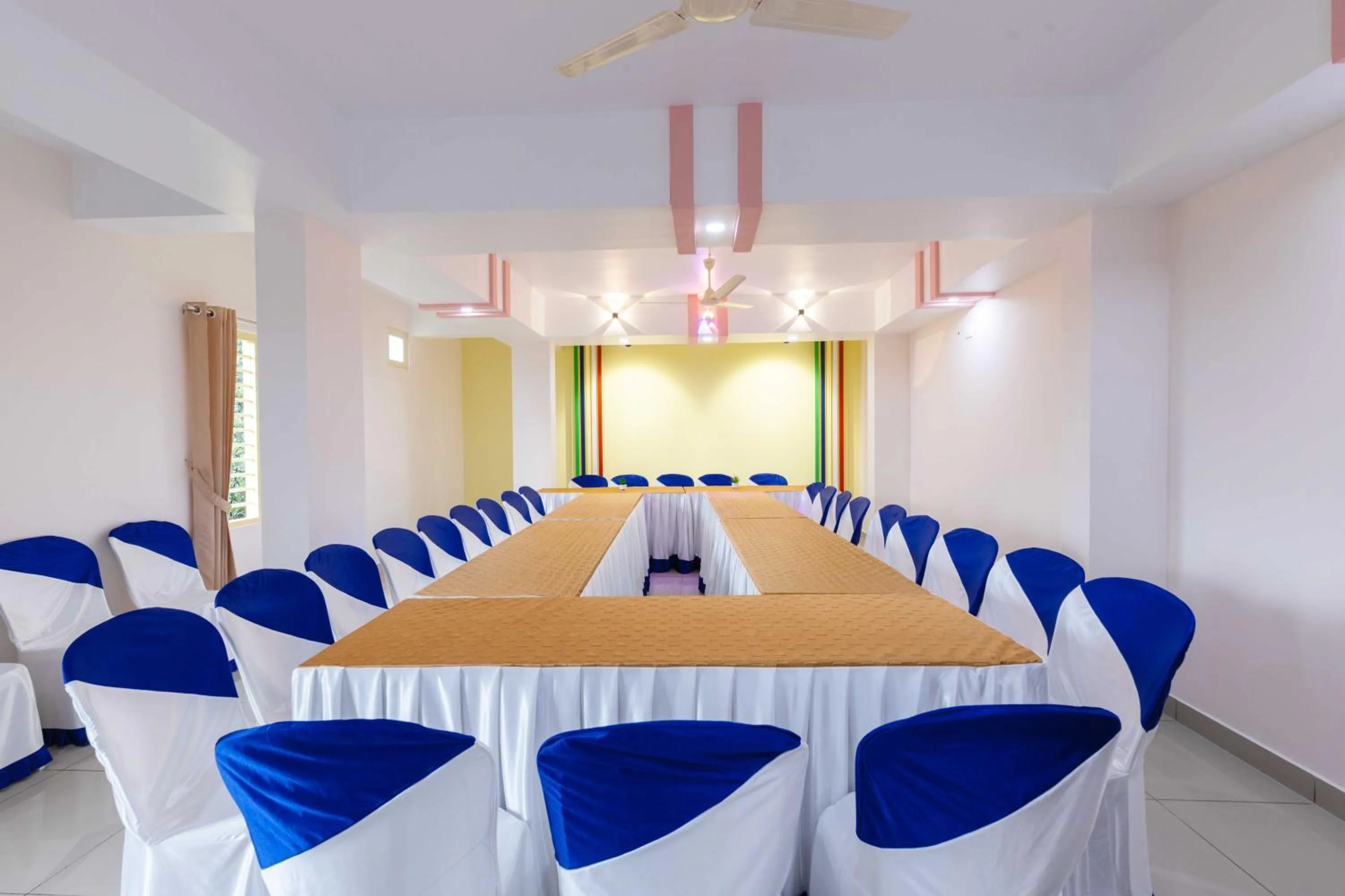 Meeting/conference room in Treebo Airsuite Airport Hotel