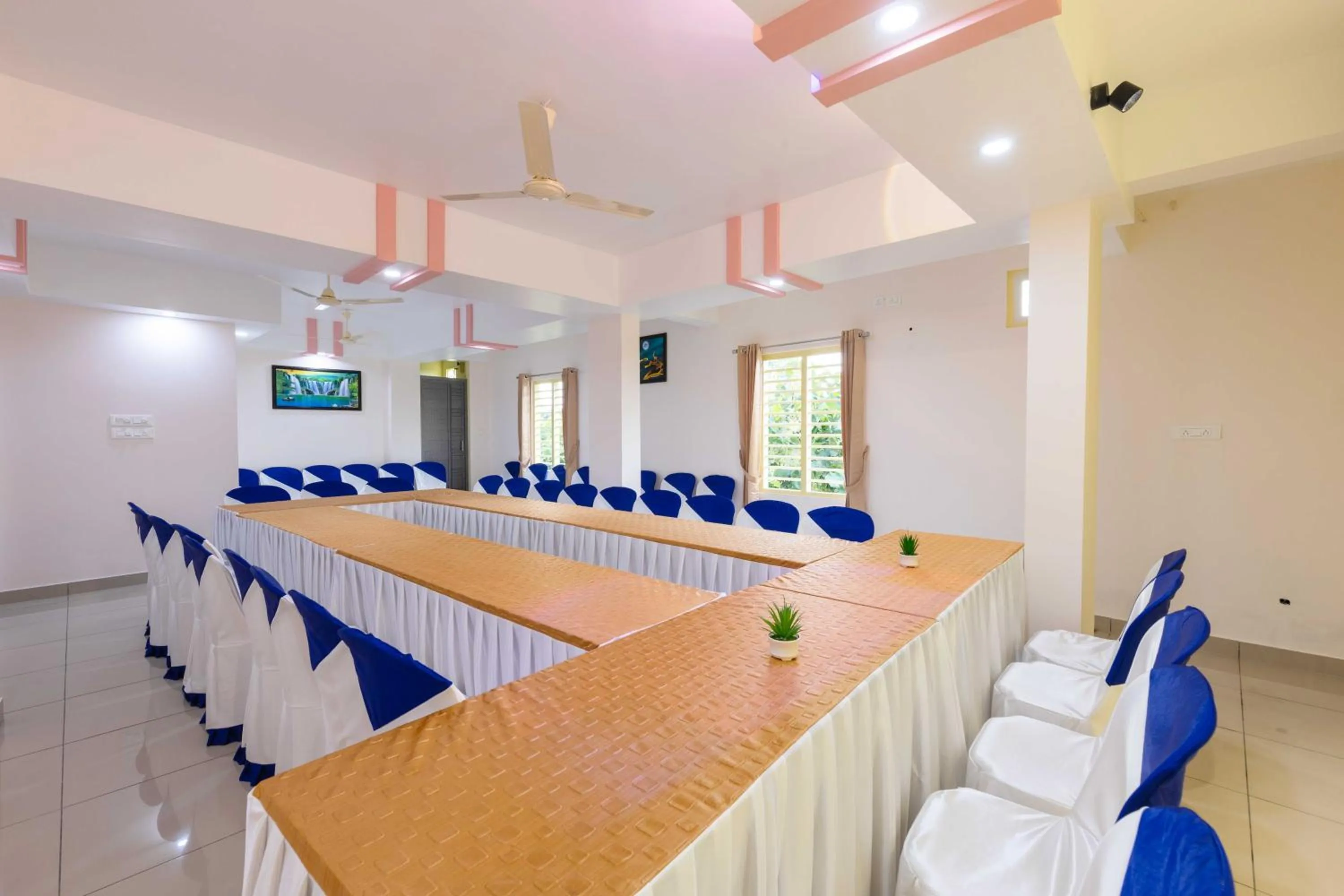 Meeting/conference room in Treebo Airsuite Airport Hotel