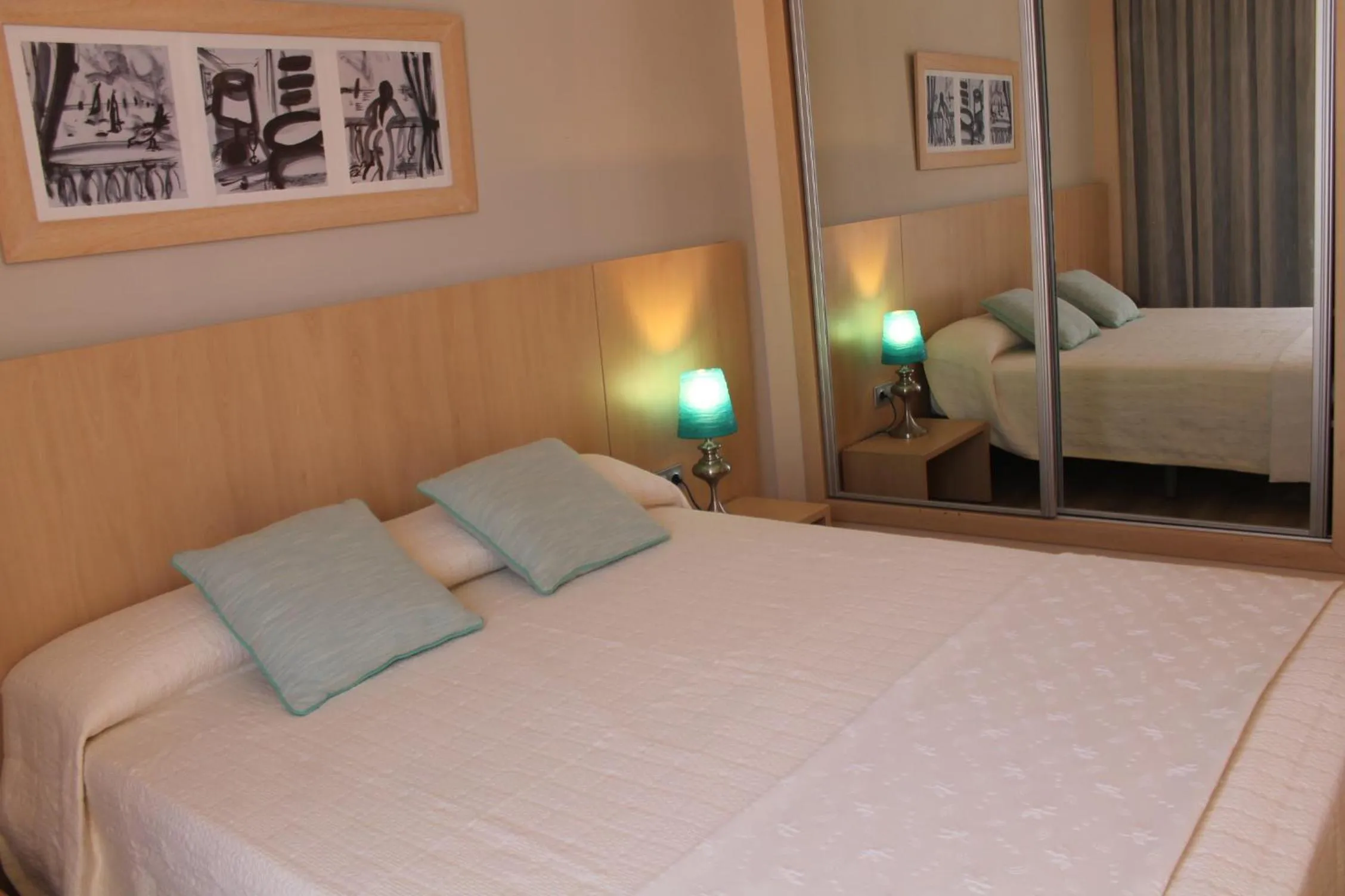 Photo of the whole room, Bed in Advise Hotels Reina