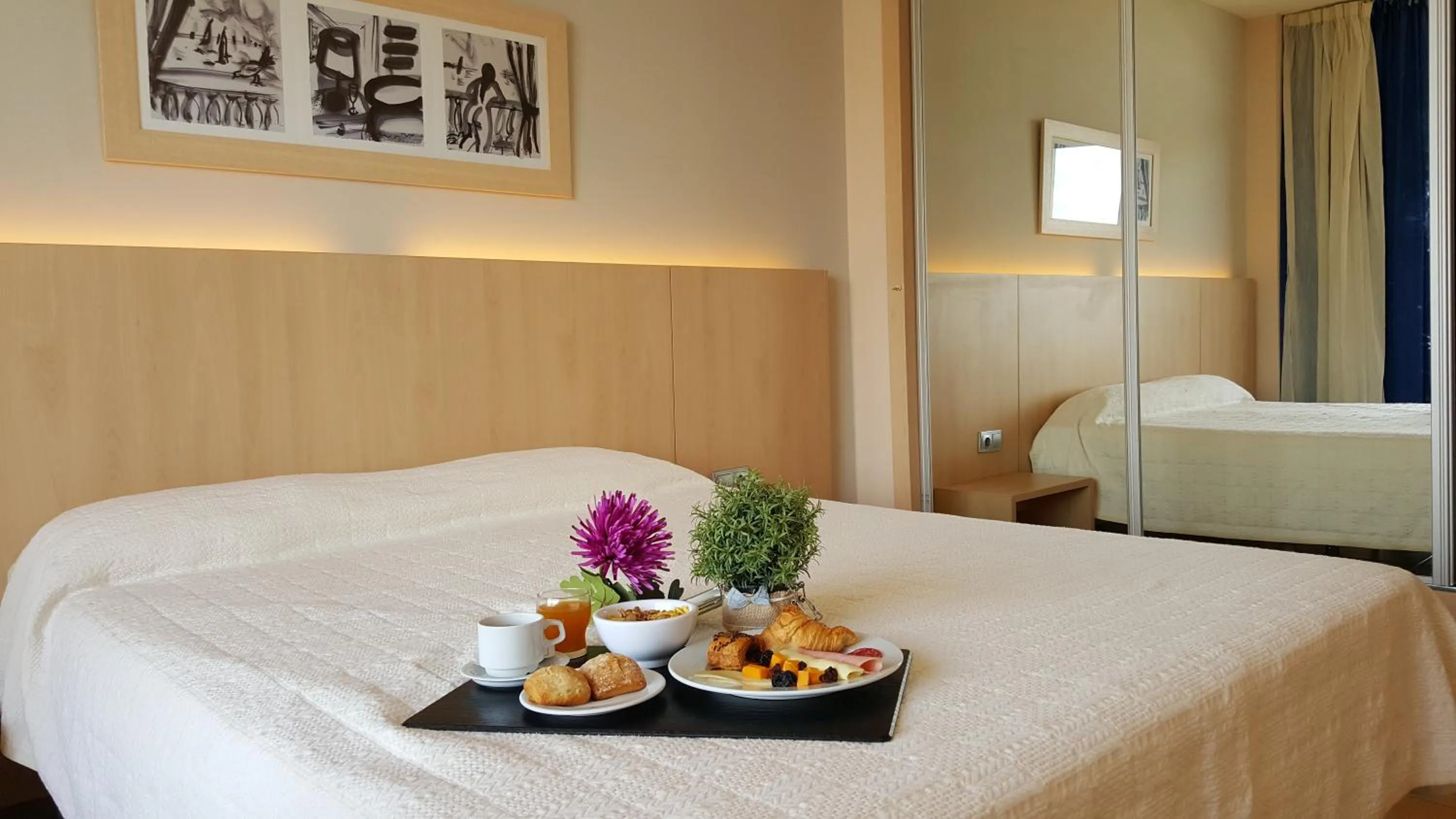 Photo of the whole room, Bed in Advise Hotels Reina