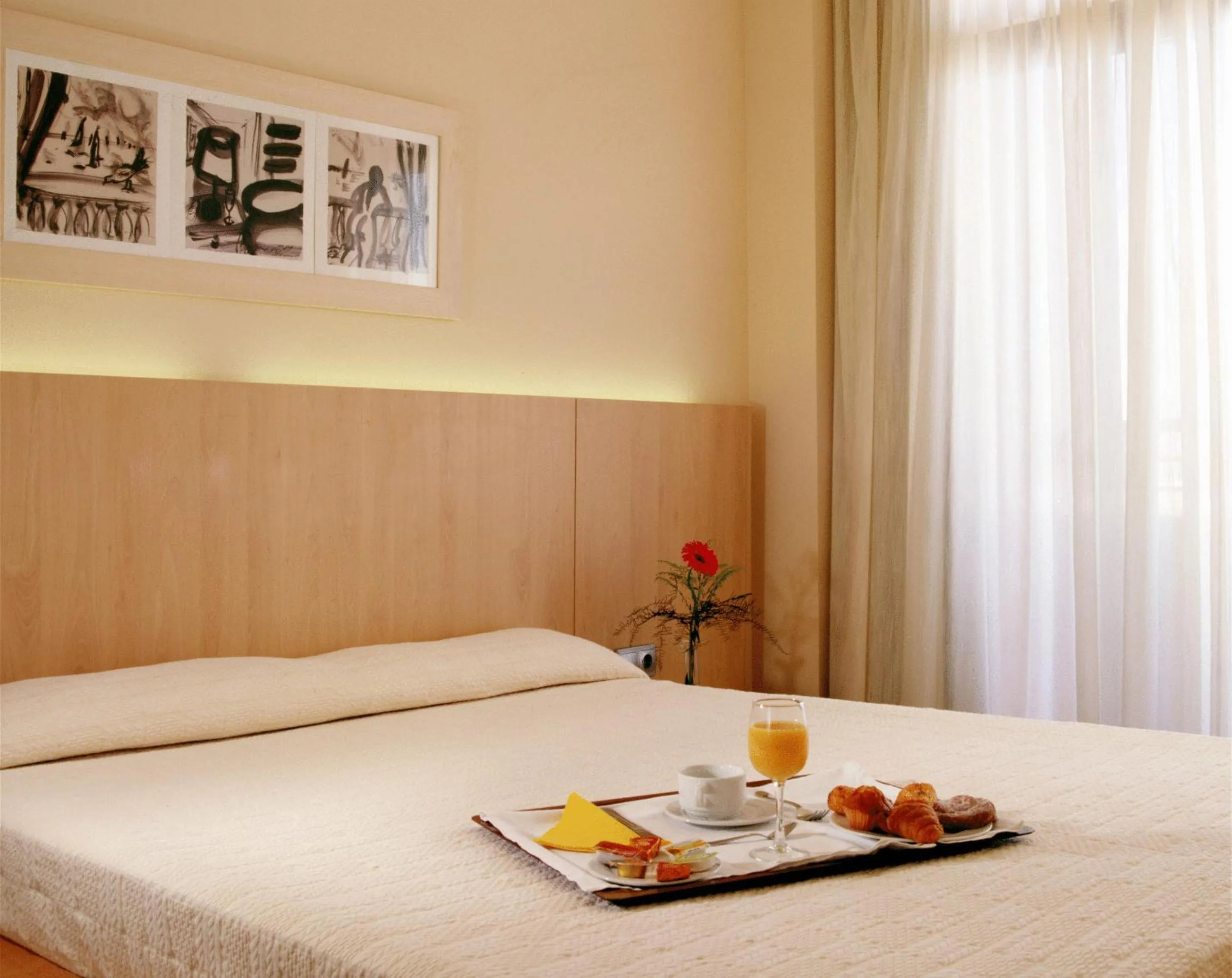 Photo of the whole room, Bed in Advise Hotels Reina