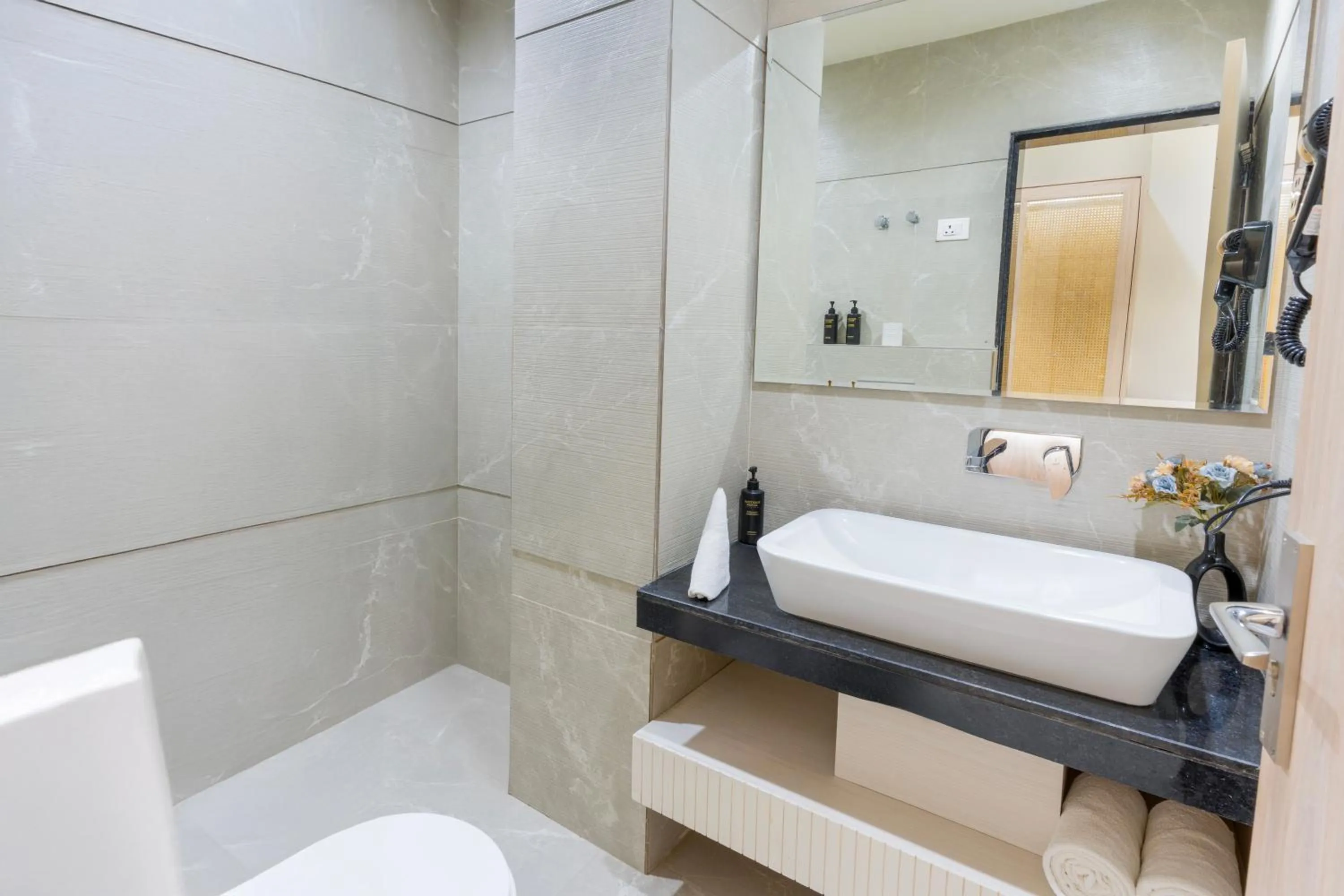 Bathroom in Hotel Elinor By Dazzling Hotels & Resorts