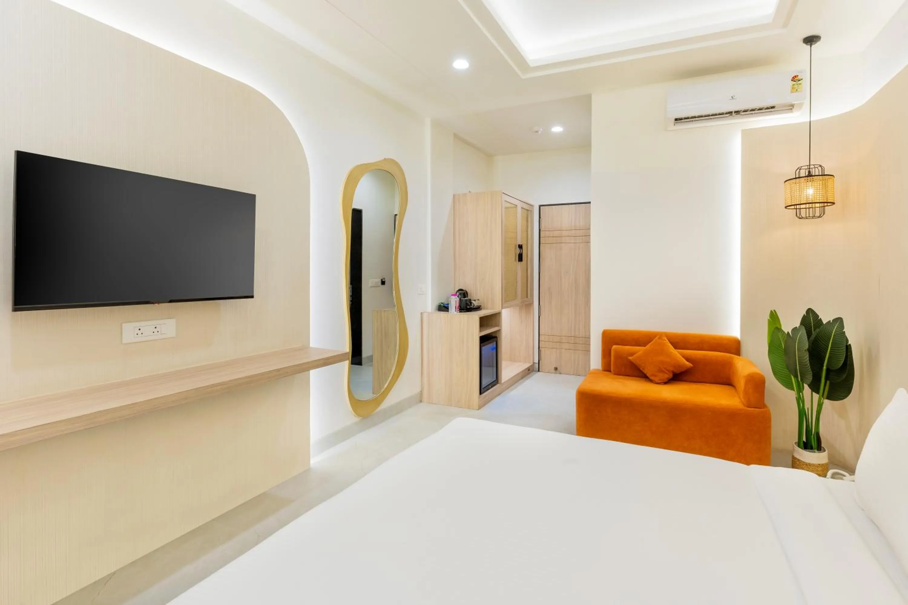 Photo of the whole room, Bed in Hotel Elinor By Dazzling Hotels & Resorts