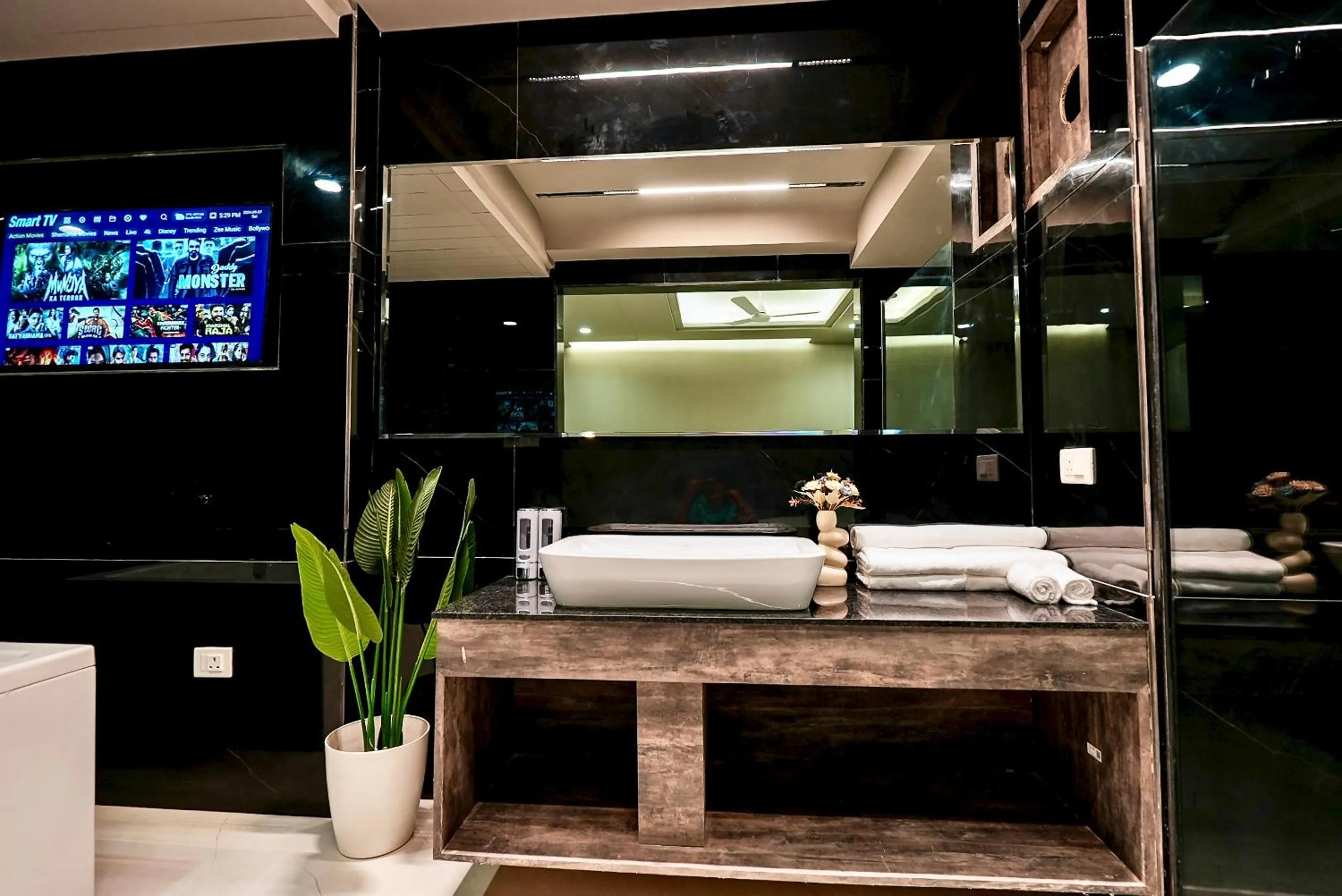 Bathroom, Bed in Hotel Elinor By Dazzling Hotels & Resorts