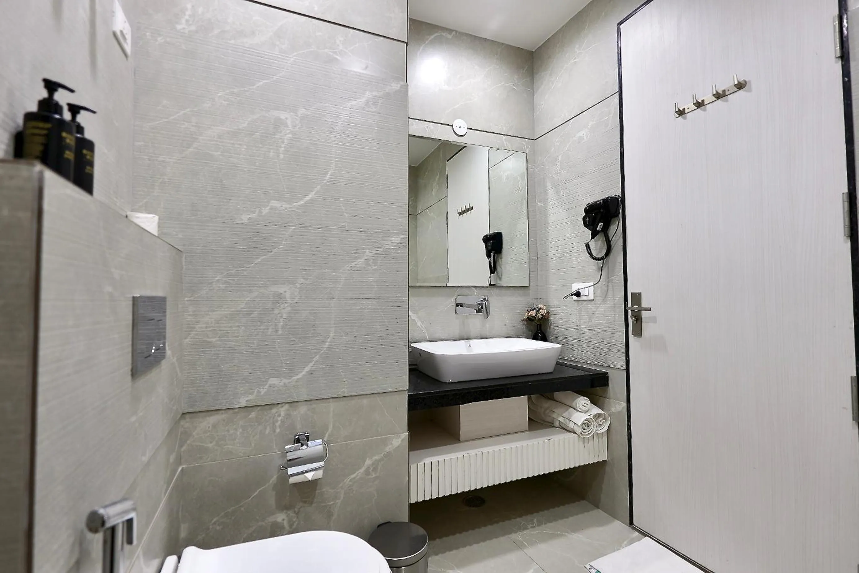 Bathroom in Hotel Elinor By Dazzling Hotels & Resorts