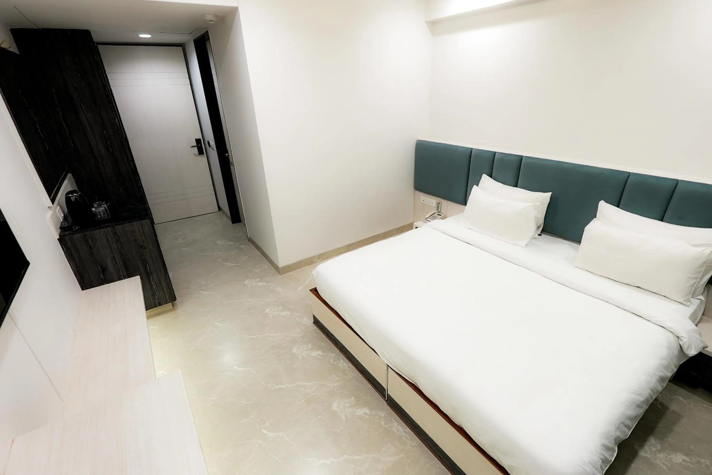 Bedroom, Bed in Hotel Elinor By Dazzling Hotels & Resorts