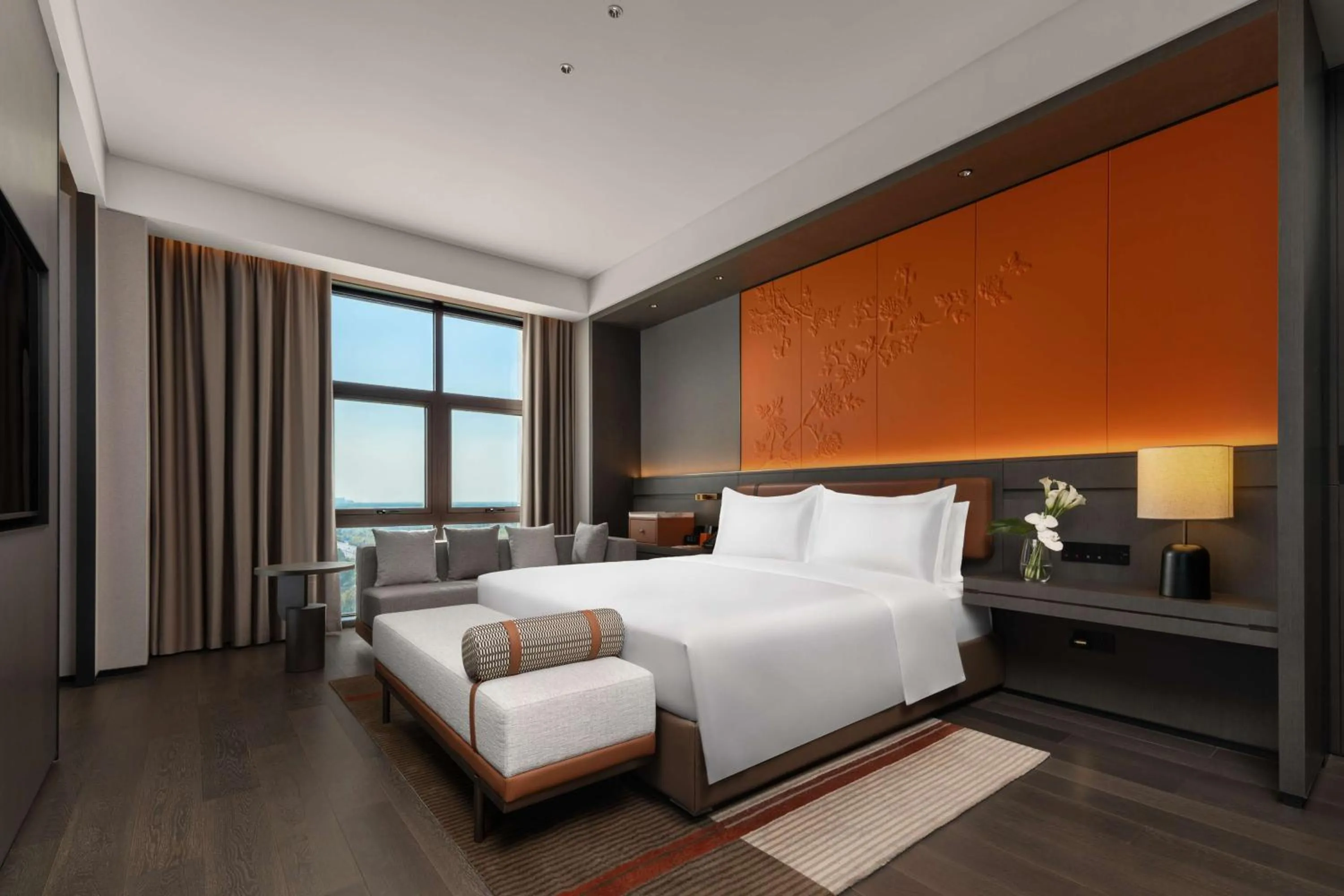Photo of the whole room, Bed in Doubletree By Hilton Kaifeng