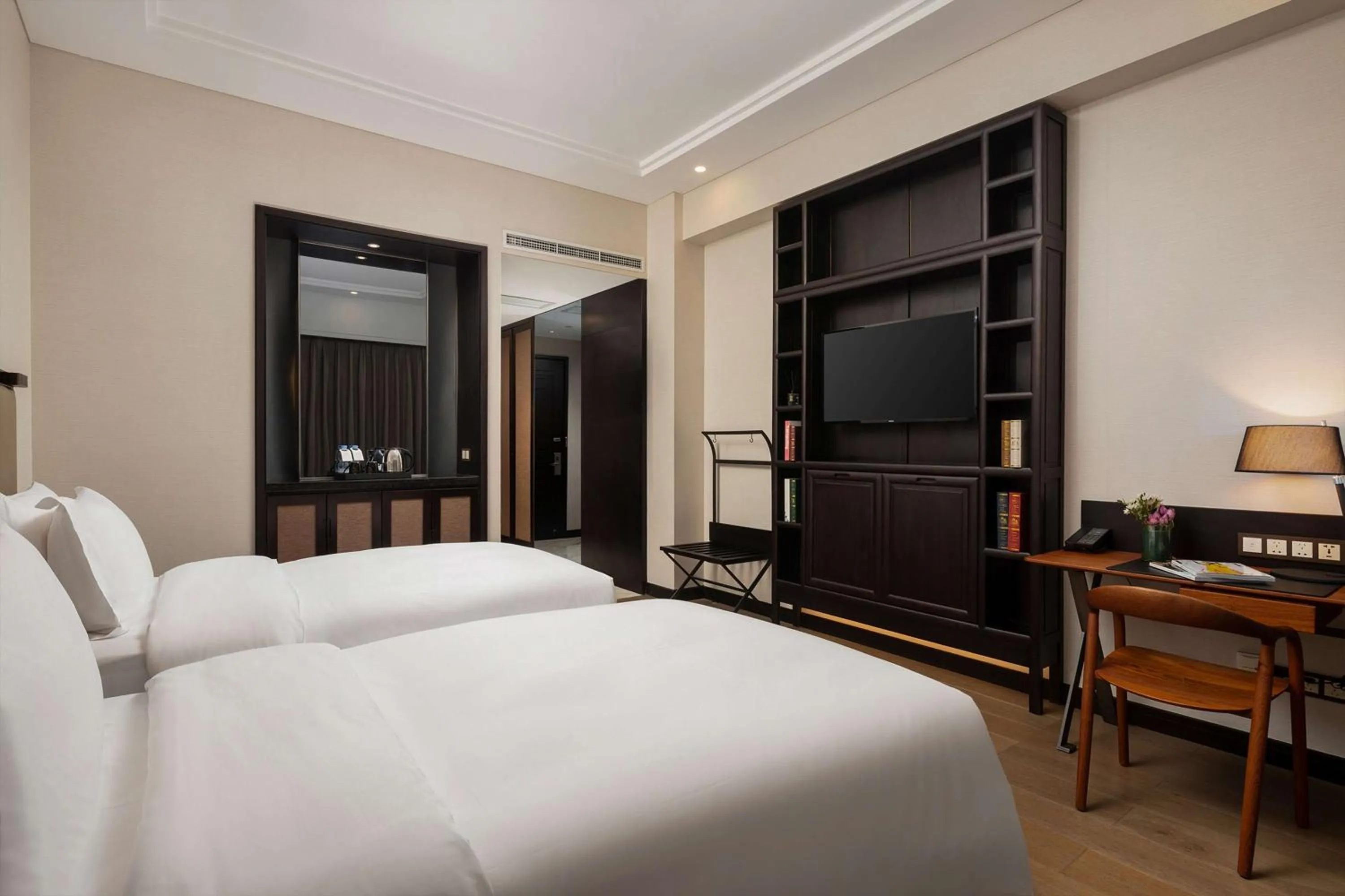 Bed in Doubletree By Hilton Shanghai Hongqiao