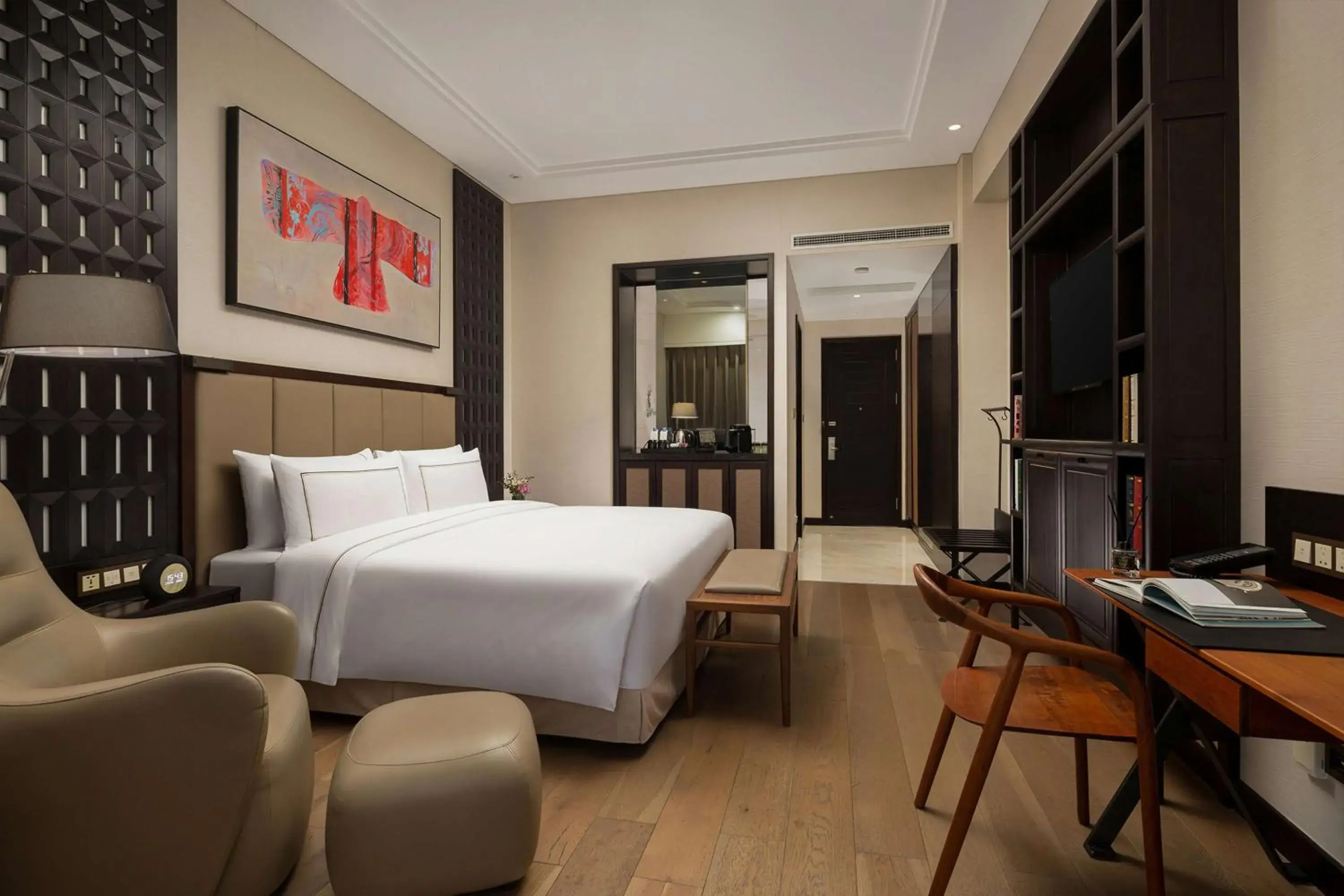 Deluxe King Room with Balcony in Doubletree By Hilton Shanghai Hongqiao Deluxe King Room with Balcony in Doubletree By Hilton Shanghai Hongqiao