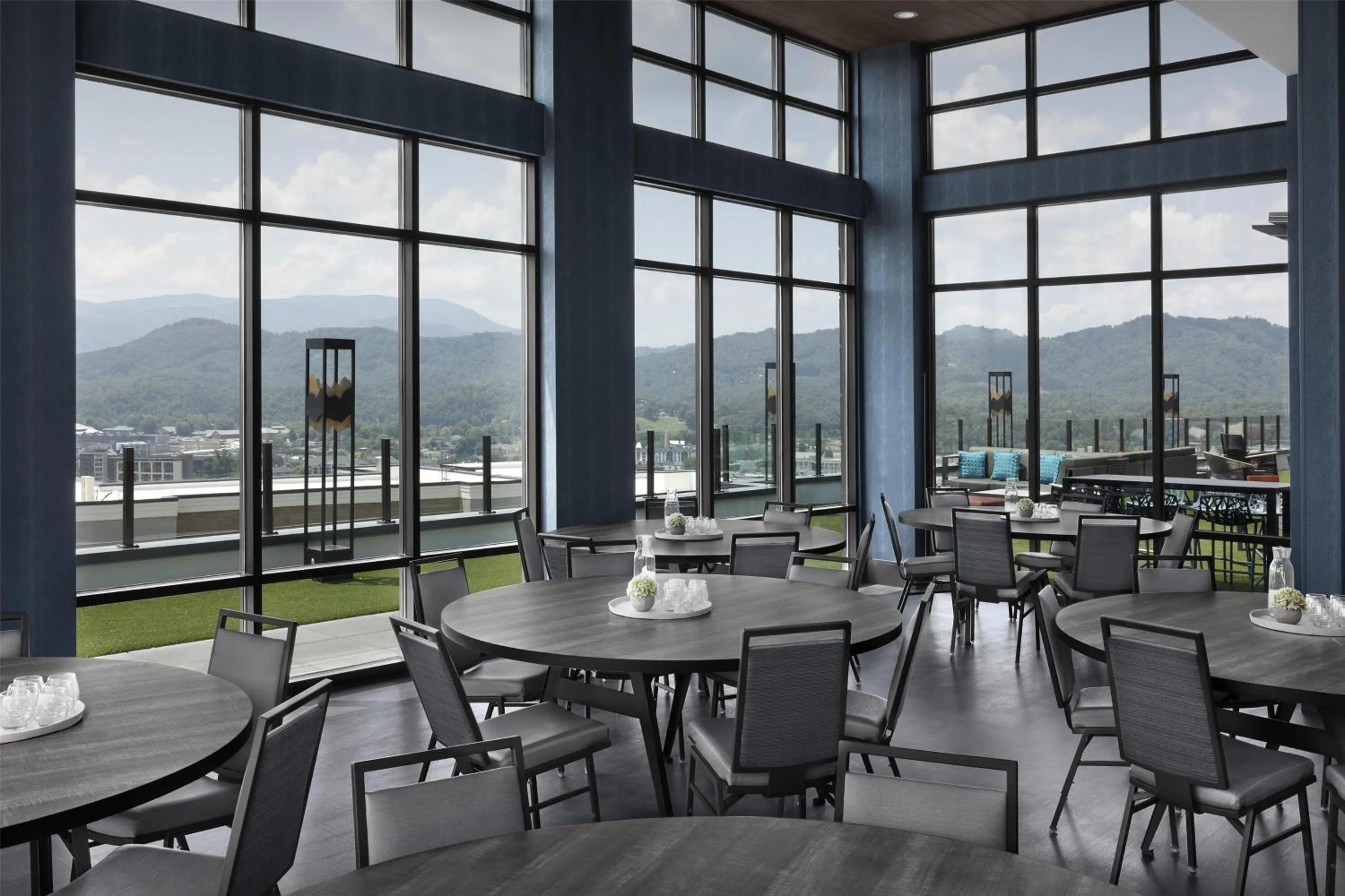 Restaurant/places to eat in Embassy Suites By Hilton Pigeon Forge Resort