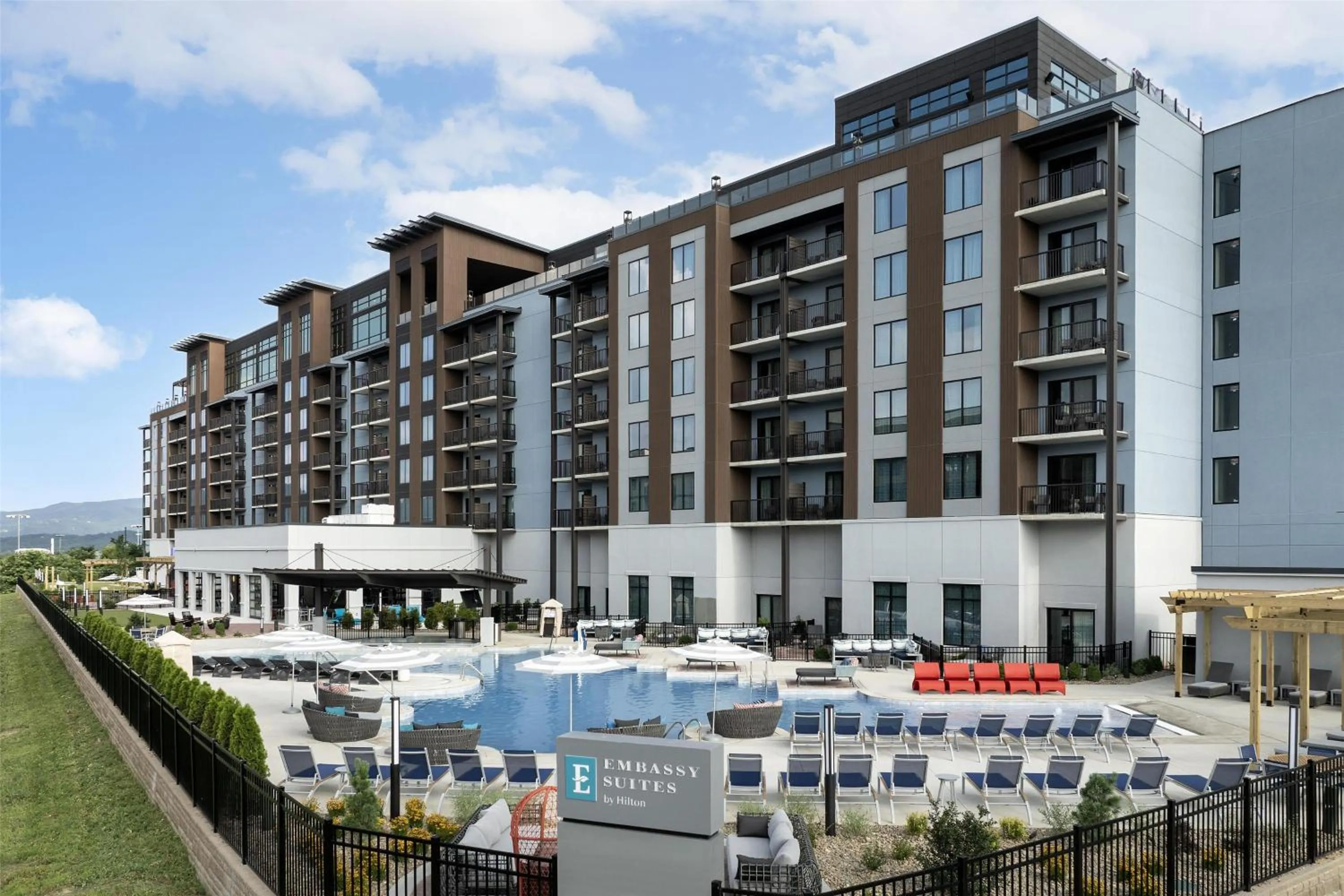 Property building in Embassy Suites By Hilton Pigeon Forge Resort