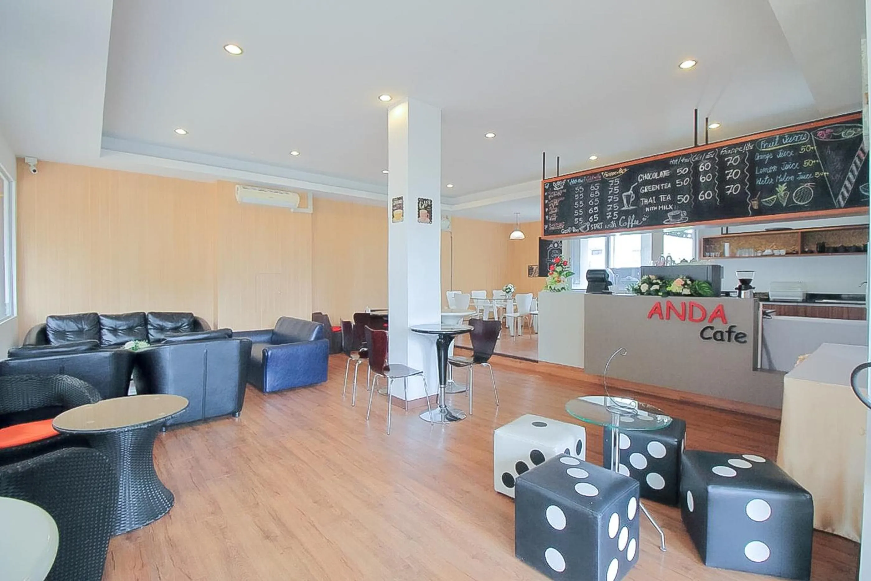 Lounge or bar in Anda Ramkhamhaeng By St James Hotel