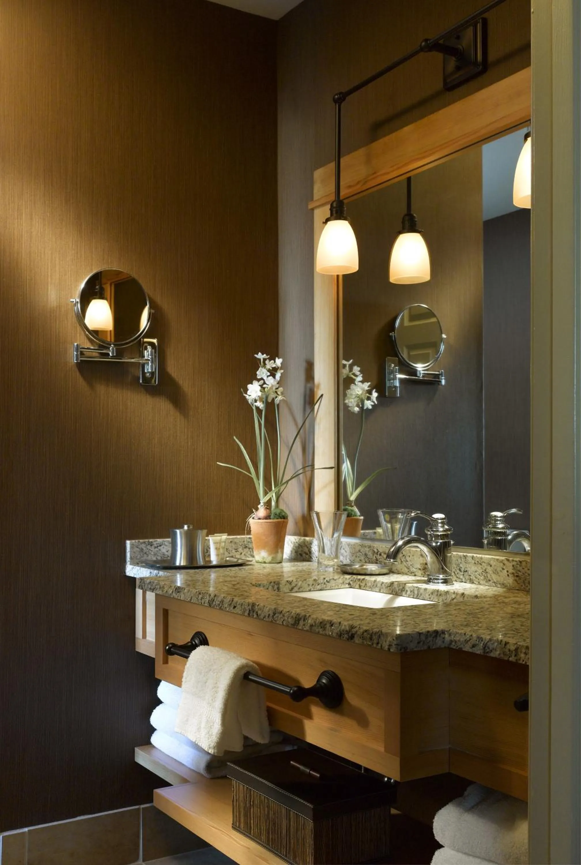 Bathroom in Green Mountain Suites Hotel