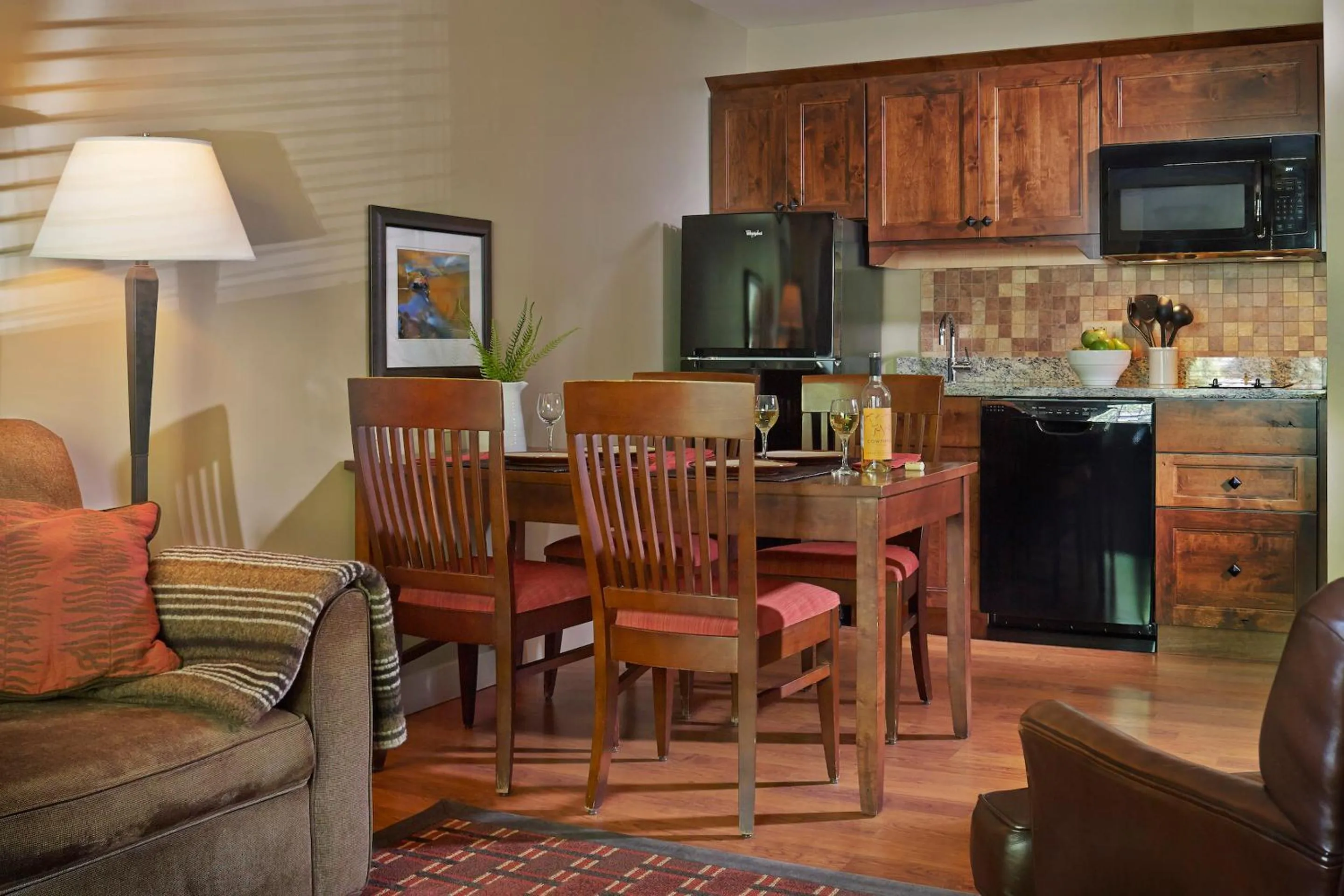 Kitchen or kitchenette in Green Mountain Suites Hotel