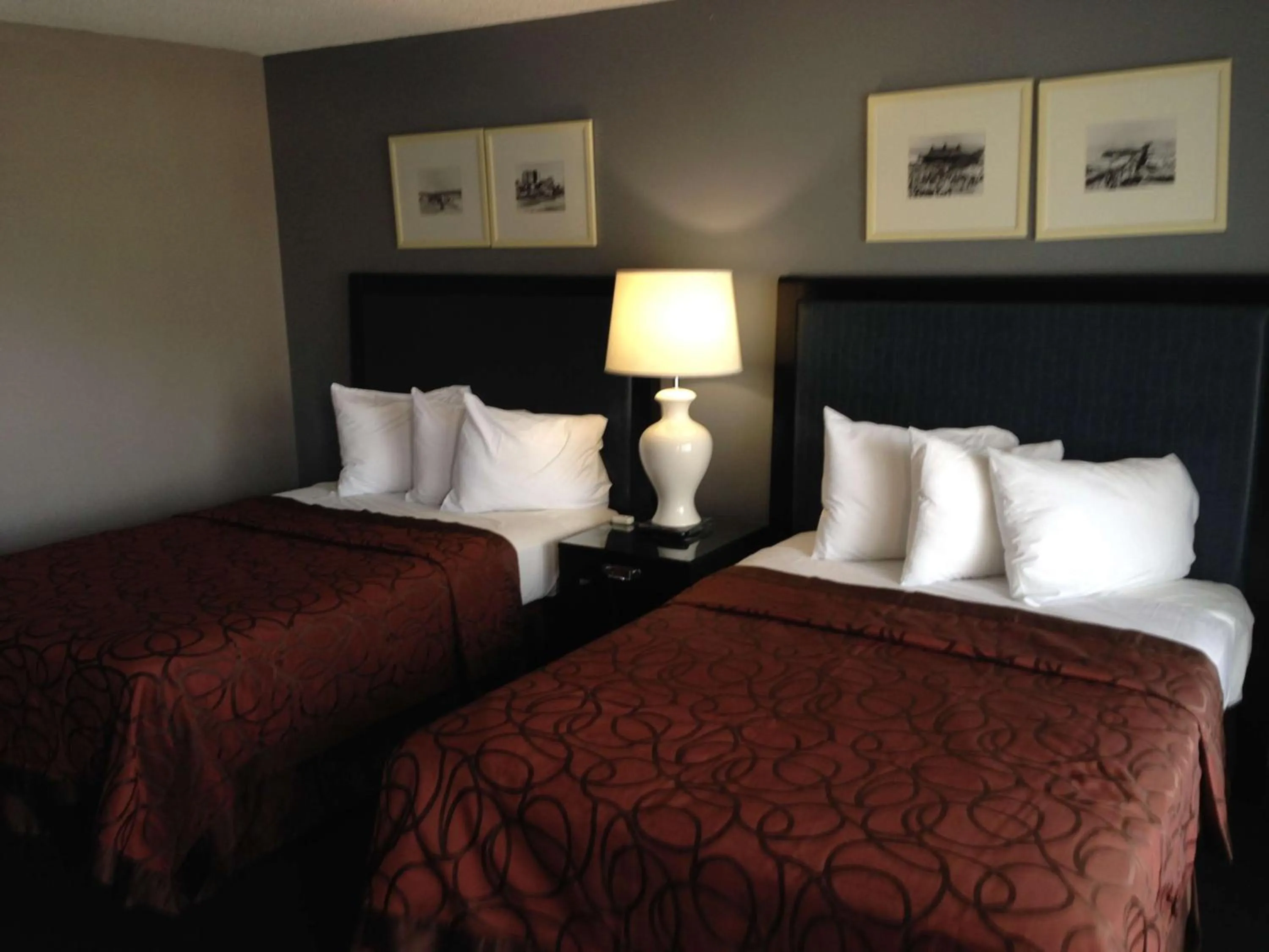 Photo of the whole room in Hotel Salina Beaumont CA