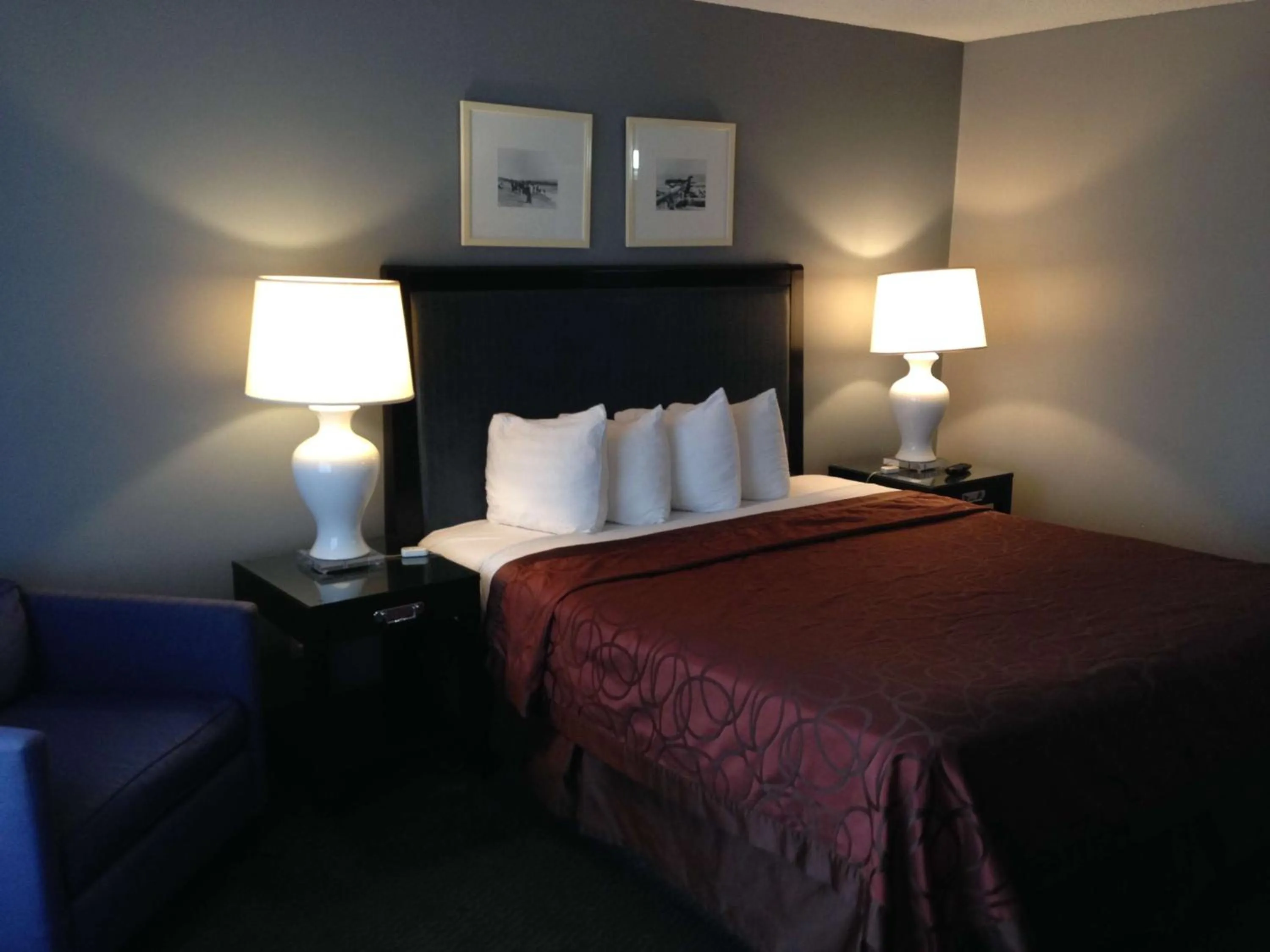 Photo of the whole room in Hotel Salina Beaumont CA